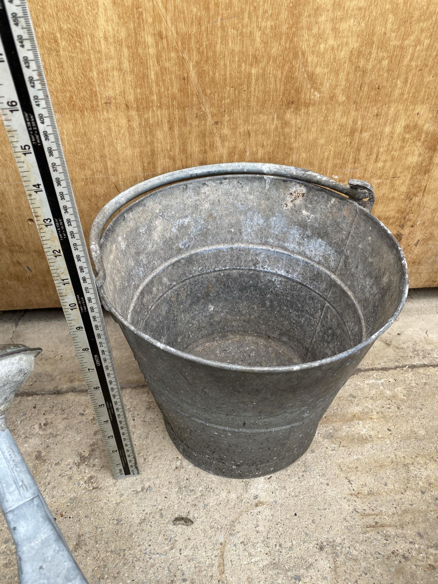 A GALVANISED BUCKET AND TWO GALVANISED WATERING CANS TO INCLUDE A BELDRAY WATERING CAN - Image 2 of 3