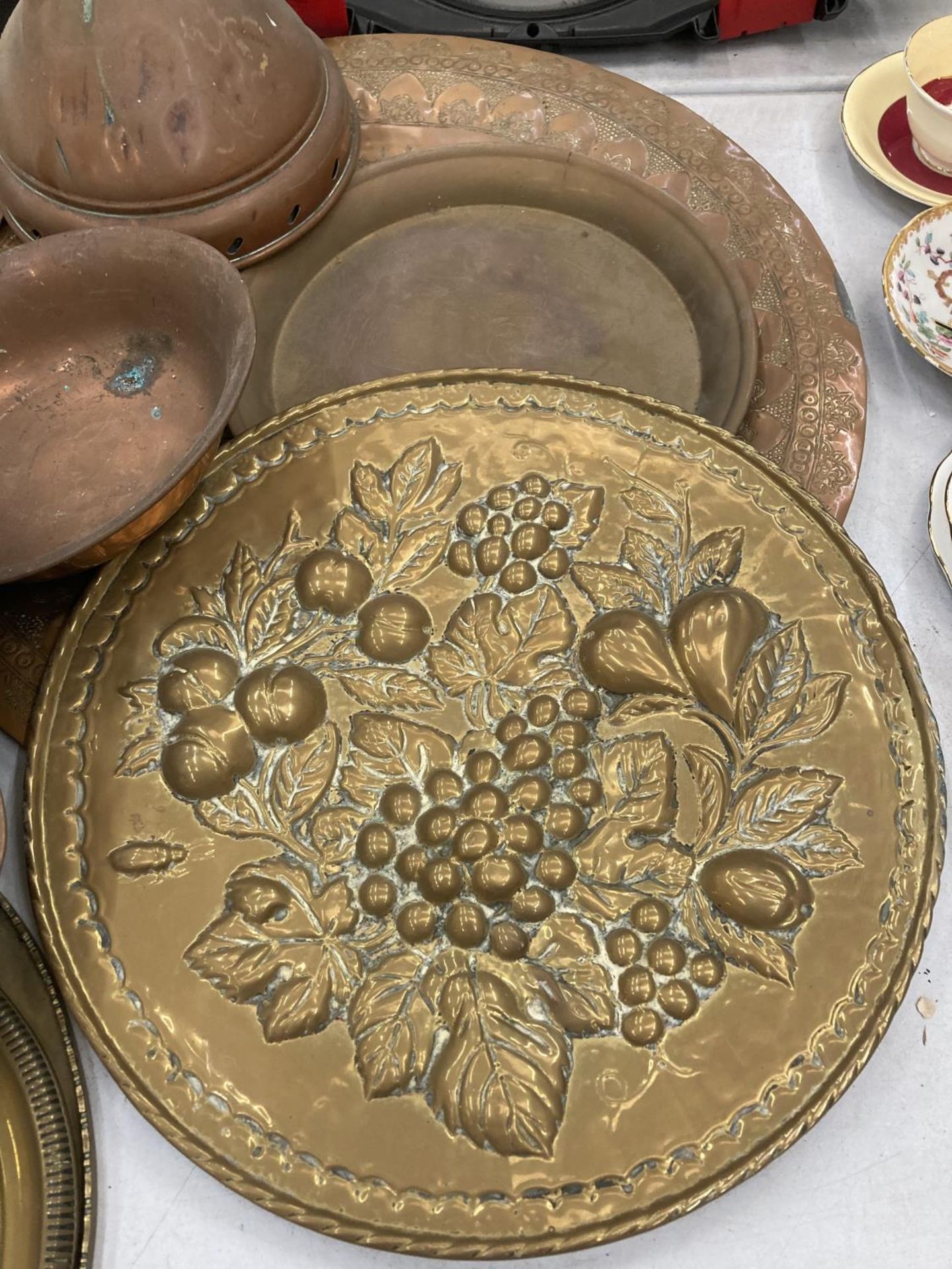 A COLLECTION OF BRASS AND COPPER ITEMS TO INCLUDE TRAYS, BOWLS, PLATES, ETC - Image 3 of 4