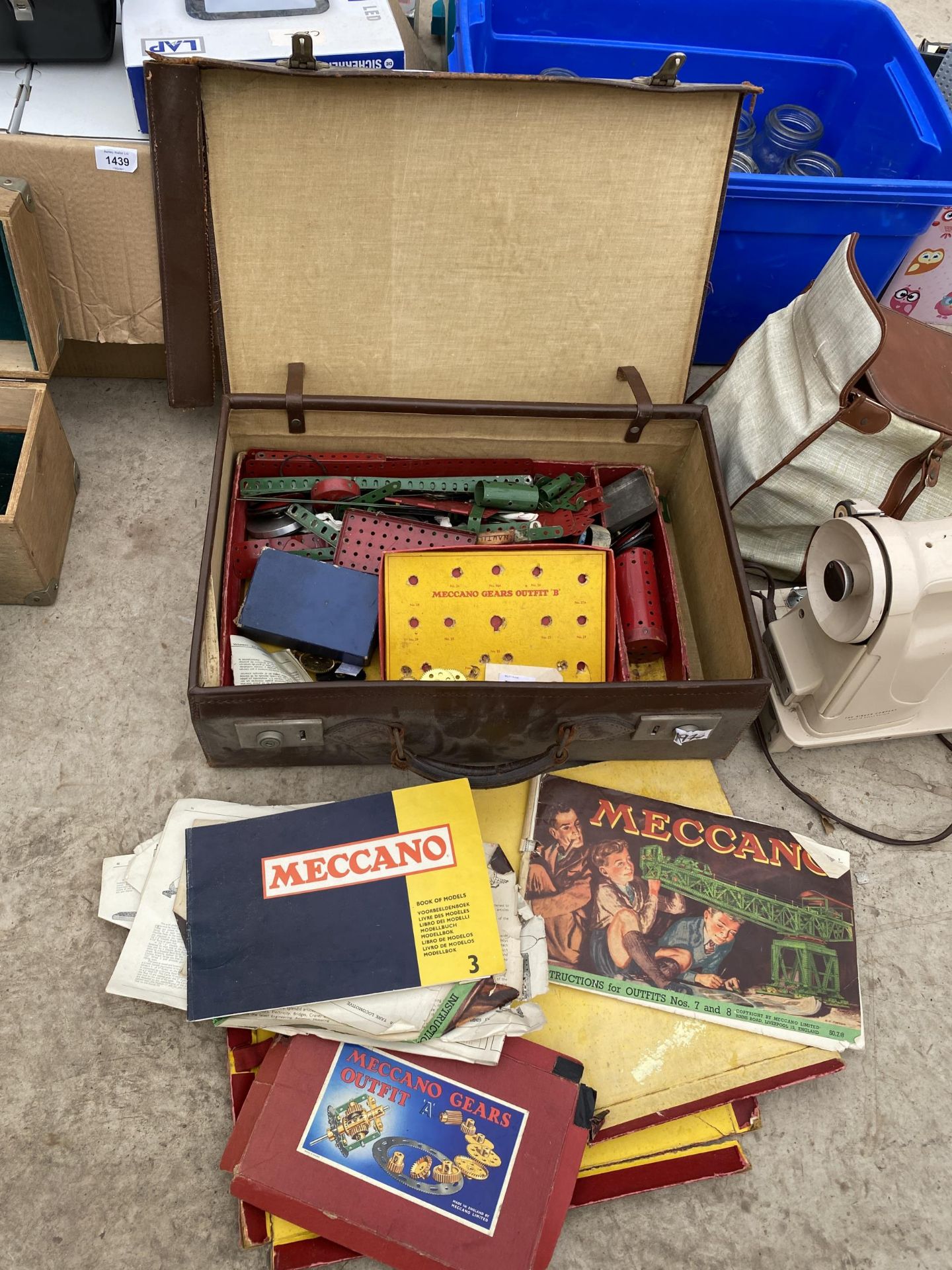 A VINTAGE TRAVEL CASE CONTAINING AN ASSORTMENT OF MERCANO