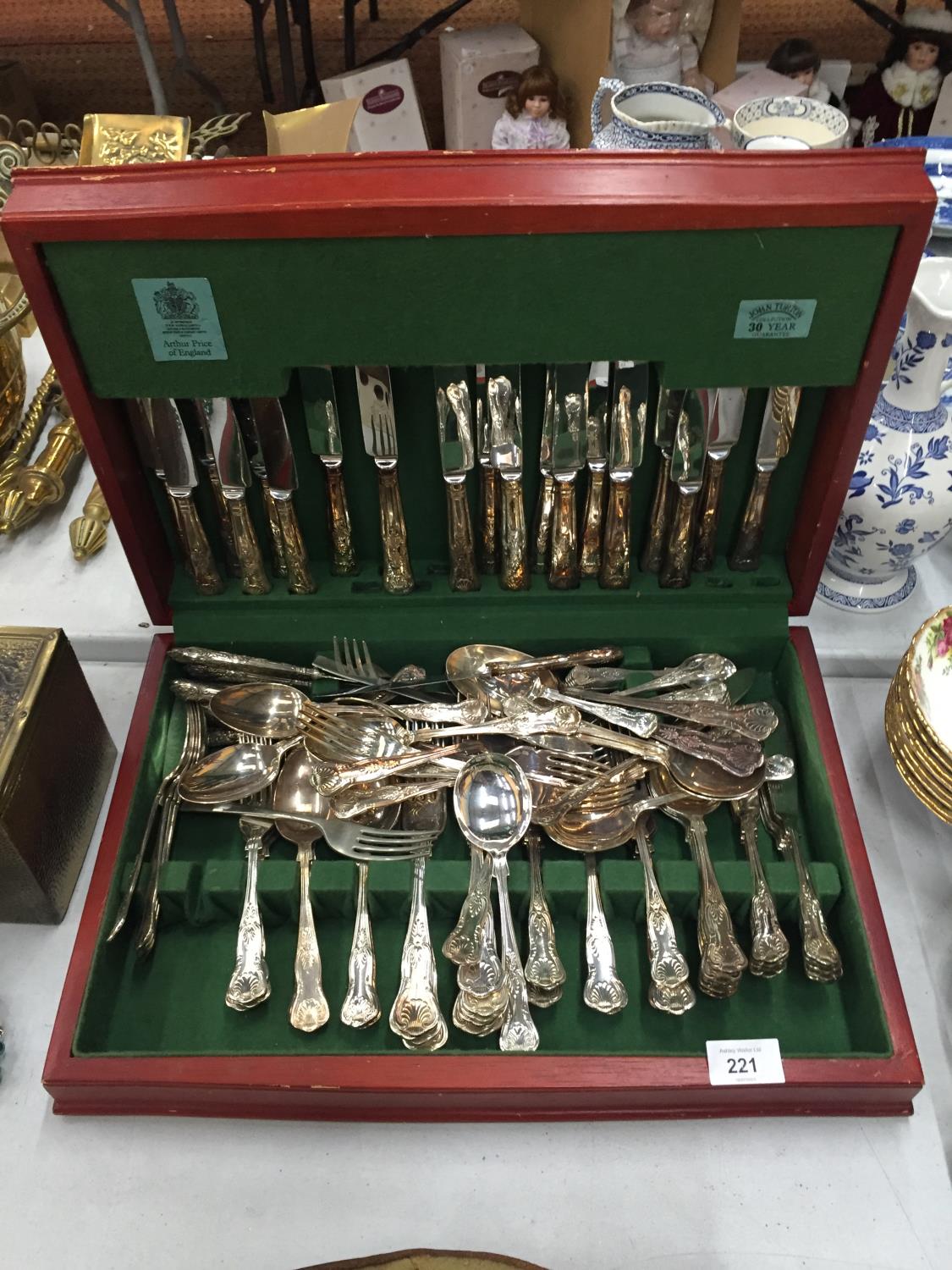 A BOXED ARTHUR PRICE OF ENGLAND BY APPOINTMENT TO HM QUEEN ELIZABETH II CUTLERY SET (SHEFFIELD)