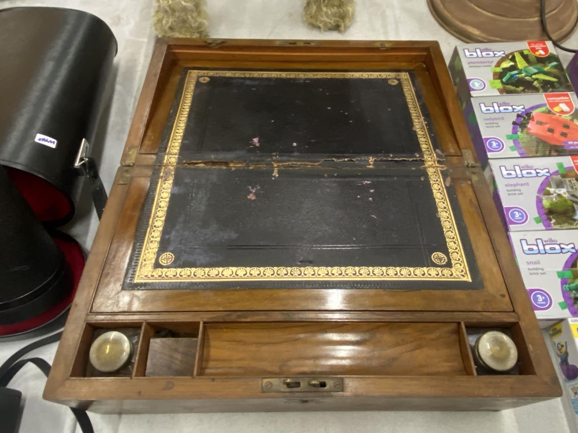 A VICTORIAN MAHOGANY WRITING SLOPE WITH INKWELLS - Image 4 of 5