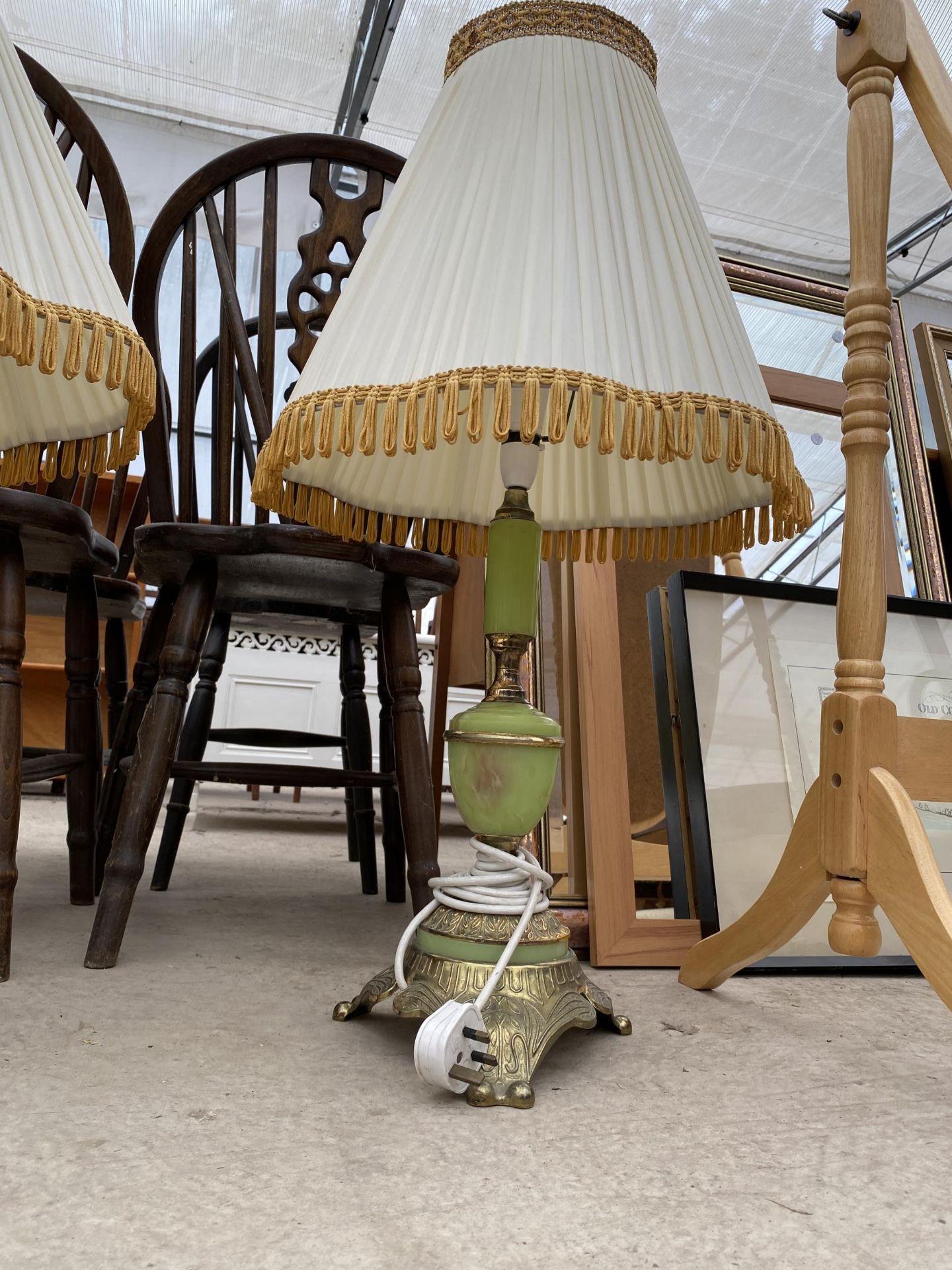 A PAIR OF ITALIAN STYLE ONXY AND METALWARE TABLE LAMPS COMPLETE WITH SHADES - Image 2 of 4