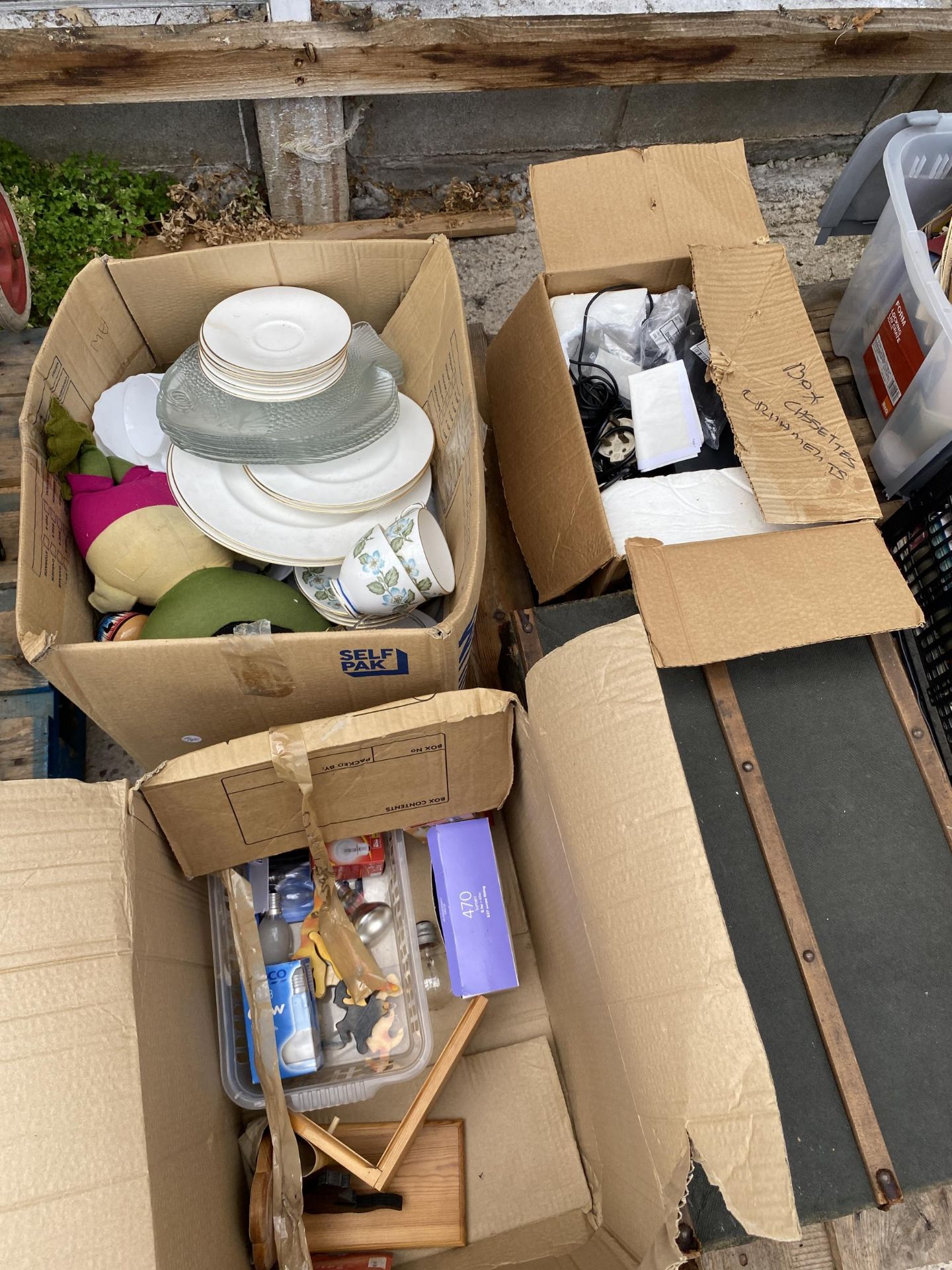 AN ASSORTMENT OF HOUSEHOLD CLEARANCE ITEMS TO INCLUDE CERAMICS AND GLASS WARE ETC - Image 2 of 3