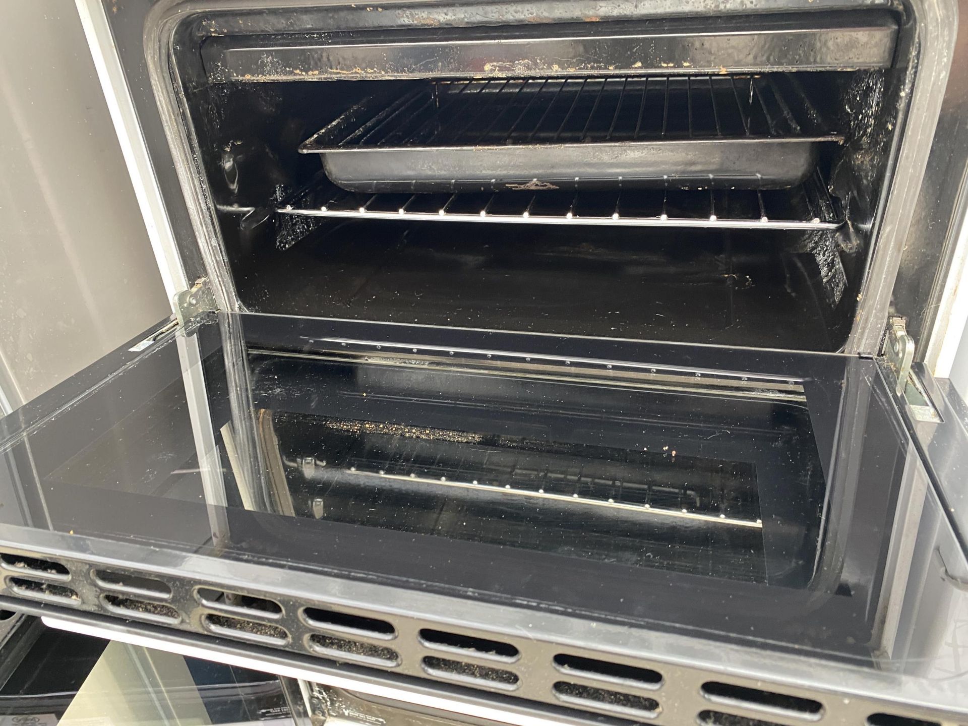 A WHITE AND BLACK BELLING FREESTANDING ELECTRIC OVEN AND HOB - Image 3 of 3