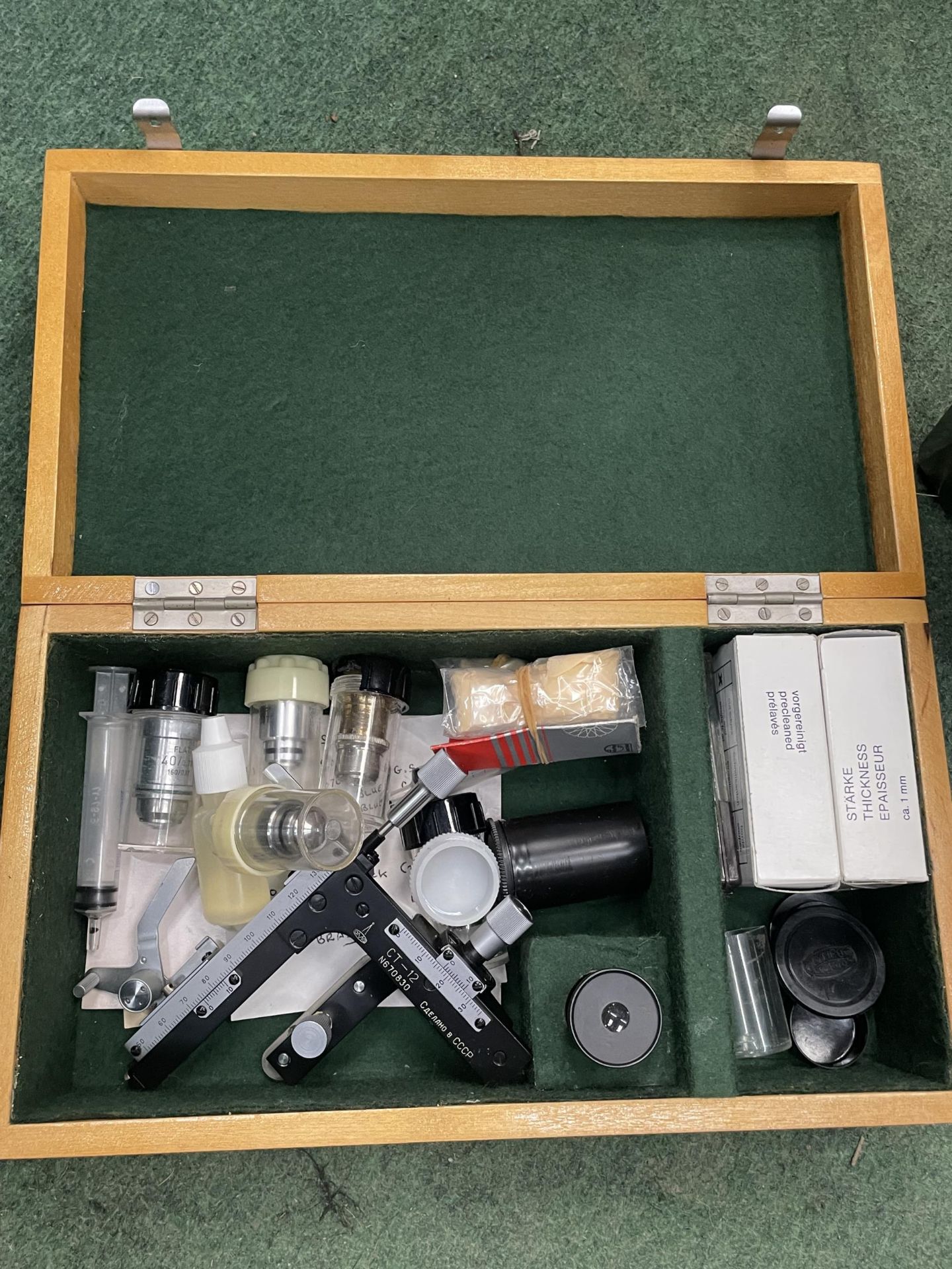 A GS LONDON M 57805 MICROSCOPE AND ASSORTED SLIDES AND ACCESSORIES IN WOODEN BOX - Image 8 of 10