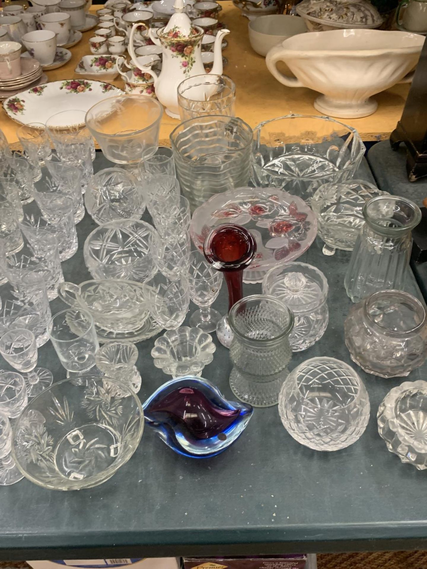 A LARGE QUANTITY OF GLASSWARE TO INCLUDE A DECANTER, JUGS, BOWLS, VASES, PORT GLASSES, WINE, - Image 2 of 3