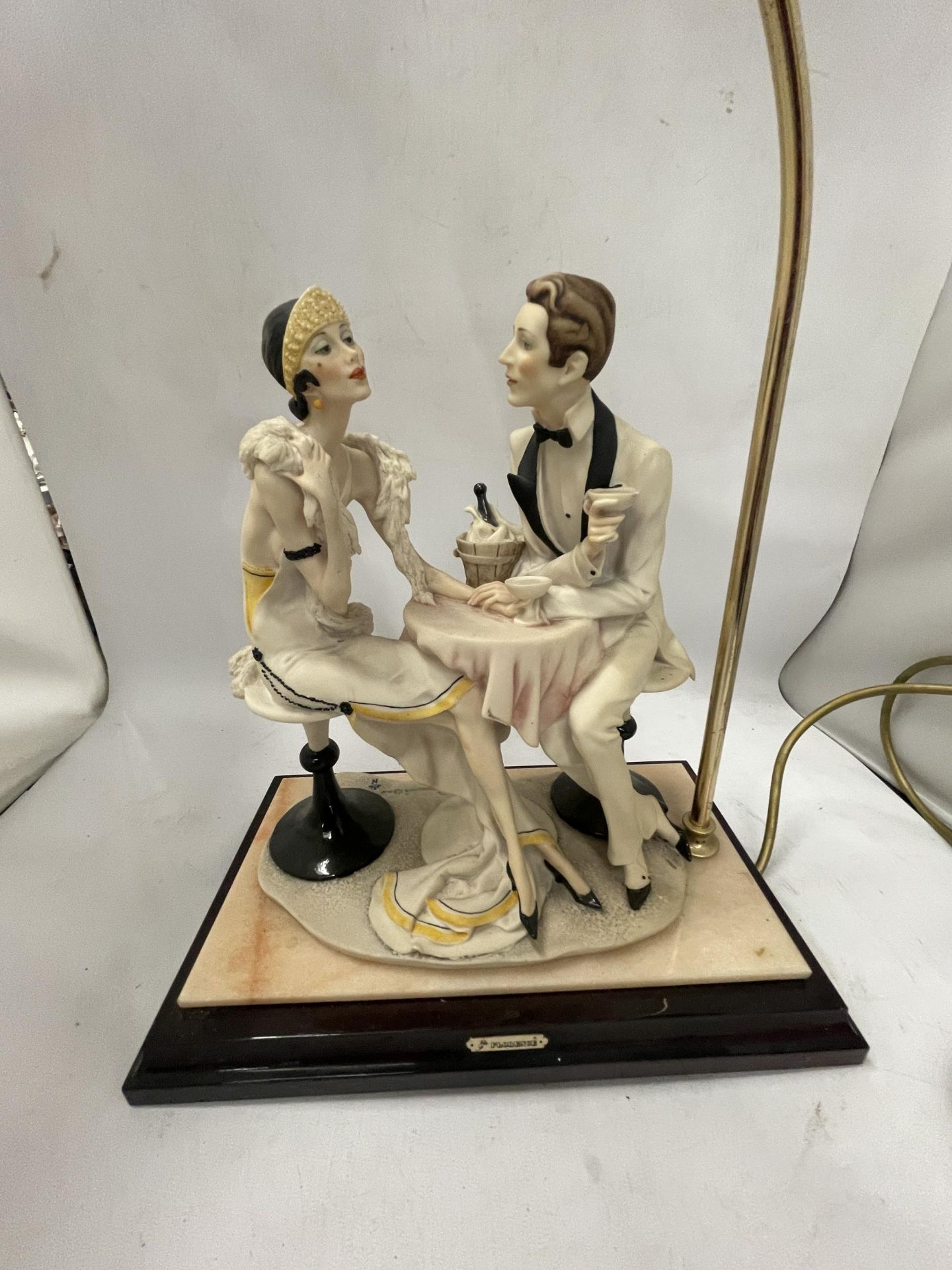 A 1987 FLORENCE CAPODIMONTE FIGURAL TABLE LAMP ON WOODEN BASE - Image 2 of 6