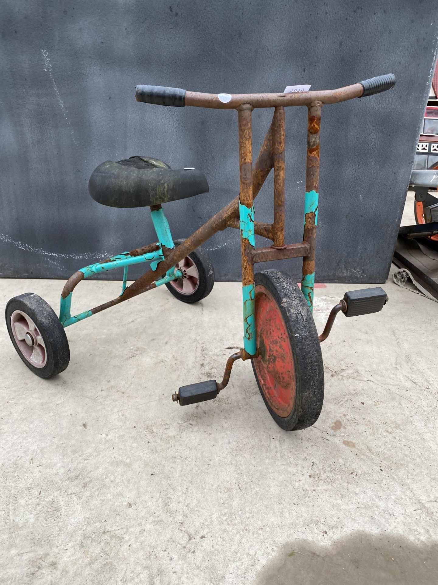 A VINTAGE CHILDS TRICYCLE - Image 3 of 5