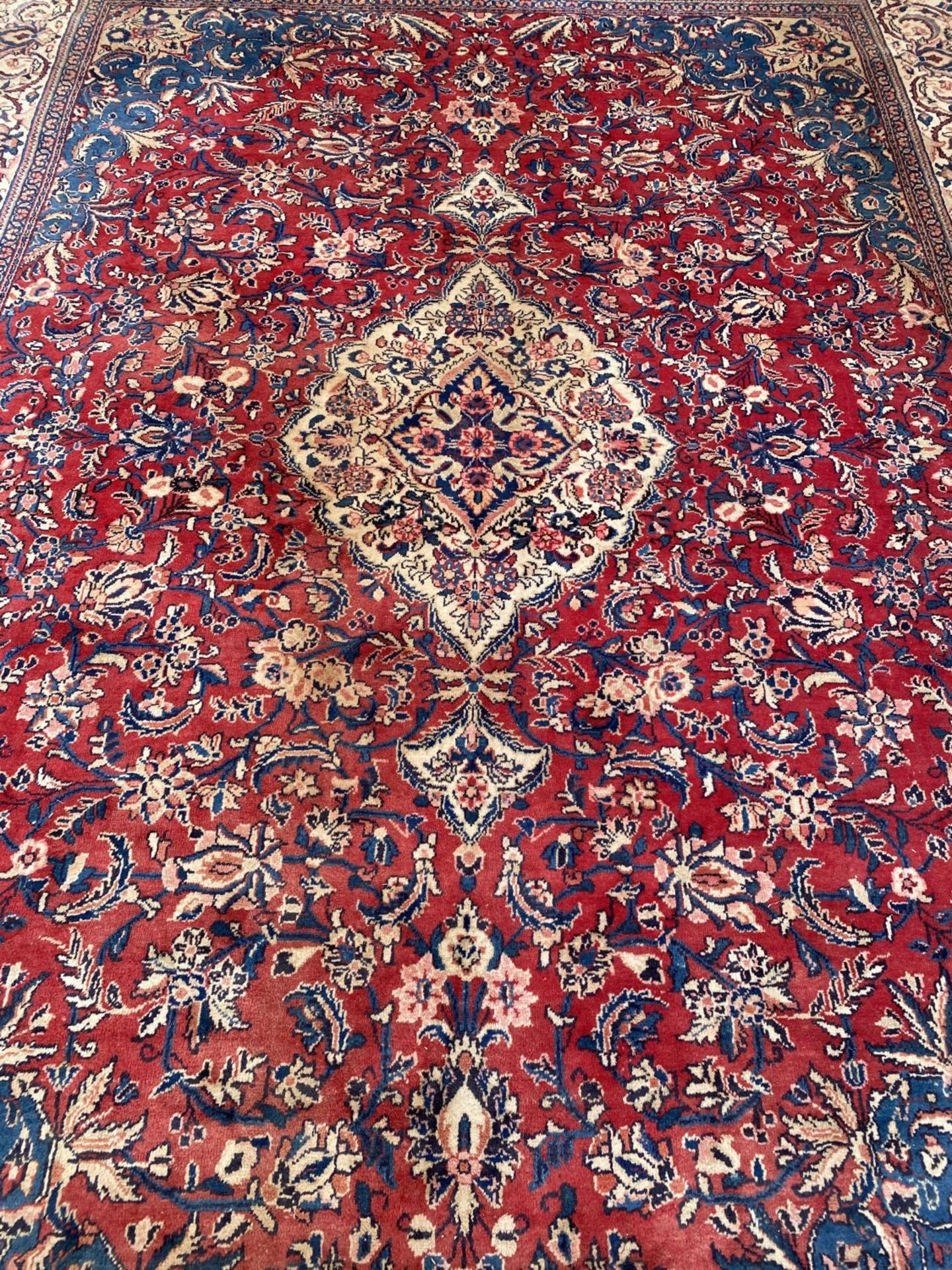 A LARGE RED PATTTERNED RUG (L:440CM)(W:320CM) - Image 4 of 6