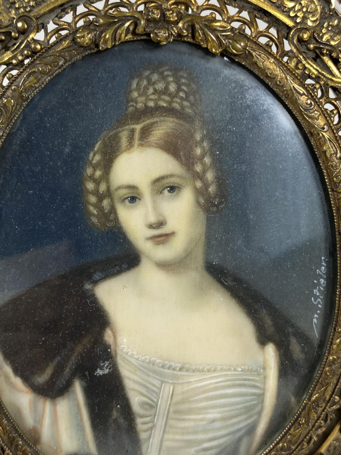 AN EARLY 19TH CENTURY HAND PAINTED PORTRAIT OF A LADY, SIGNED M.STIELER, IN ORNATE BRASS OVAL - Image 2 of 12