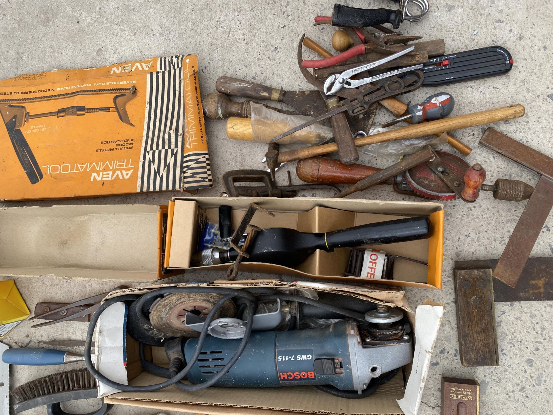 AN ASSORTMENT OF TOOLS TO INCLUDE A BOSCH ANGLE GRINDER, FILES AND SET SQUARES ETC - Image 3 of 4