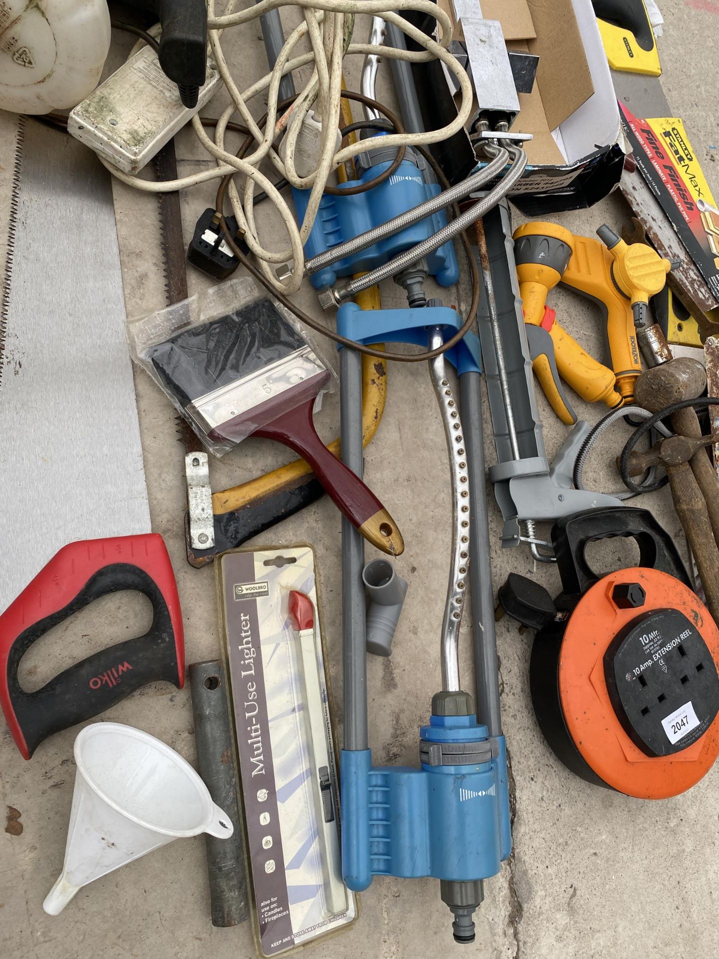 AN ASSORTMENT OF TOOLS TO INCLUDE SPRINKLERS, SAWS AND HAMMERS ETC - Image 3 of 3