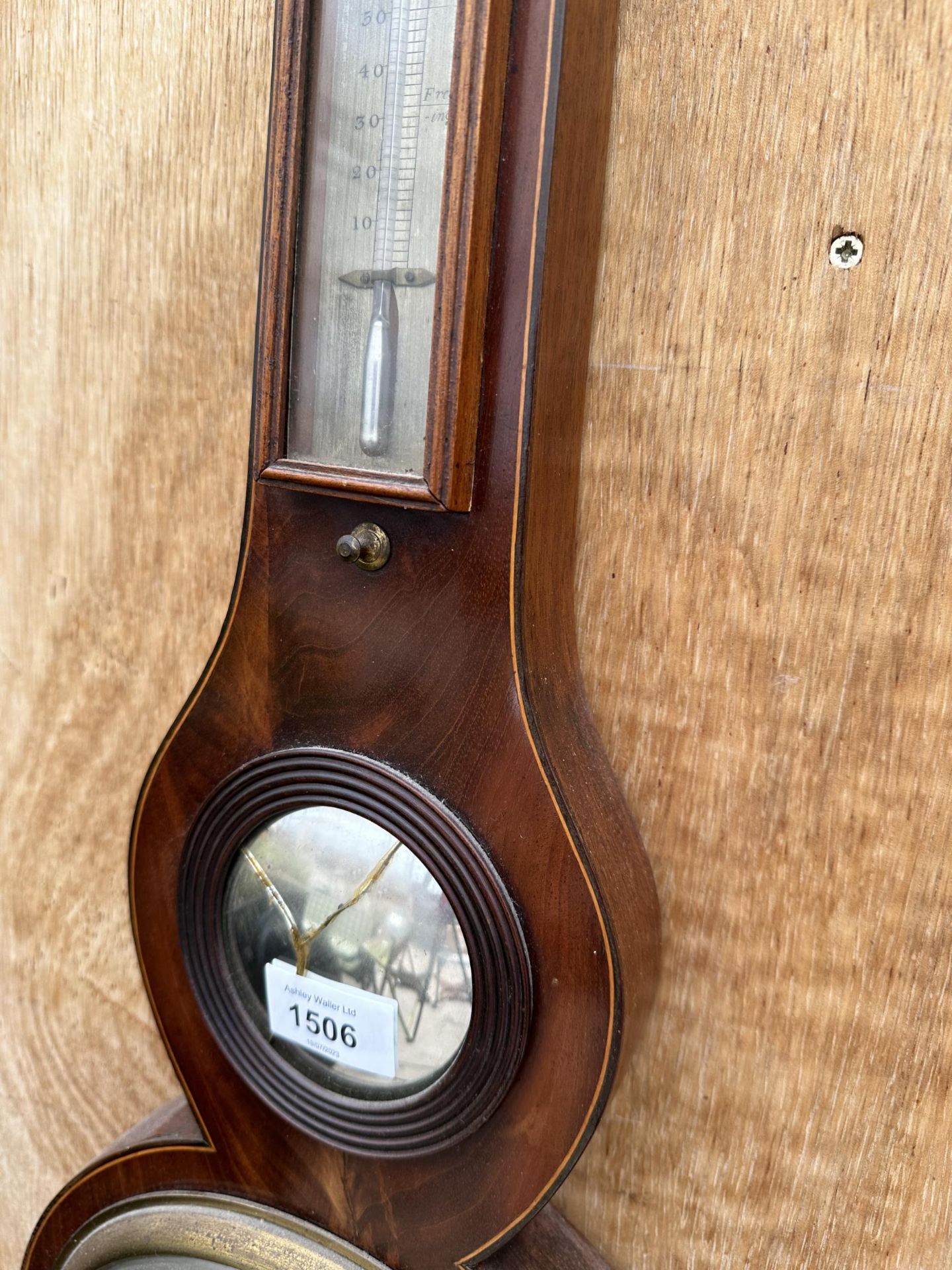 A VINTAGE OAK CASED BAROMETER BEARING THE NAME 'F STINGA' CARMARTHEN - Bild 3 aus 4