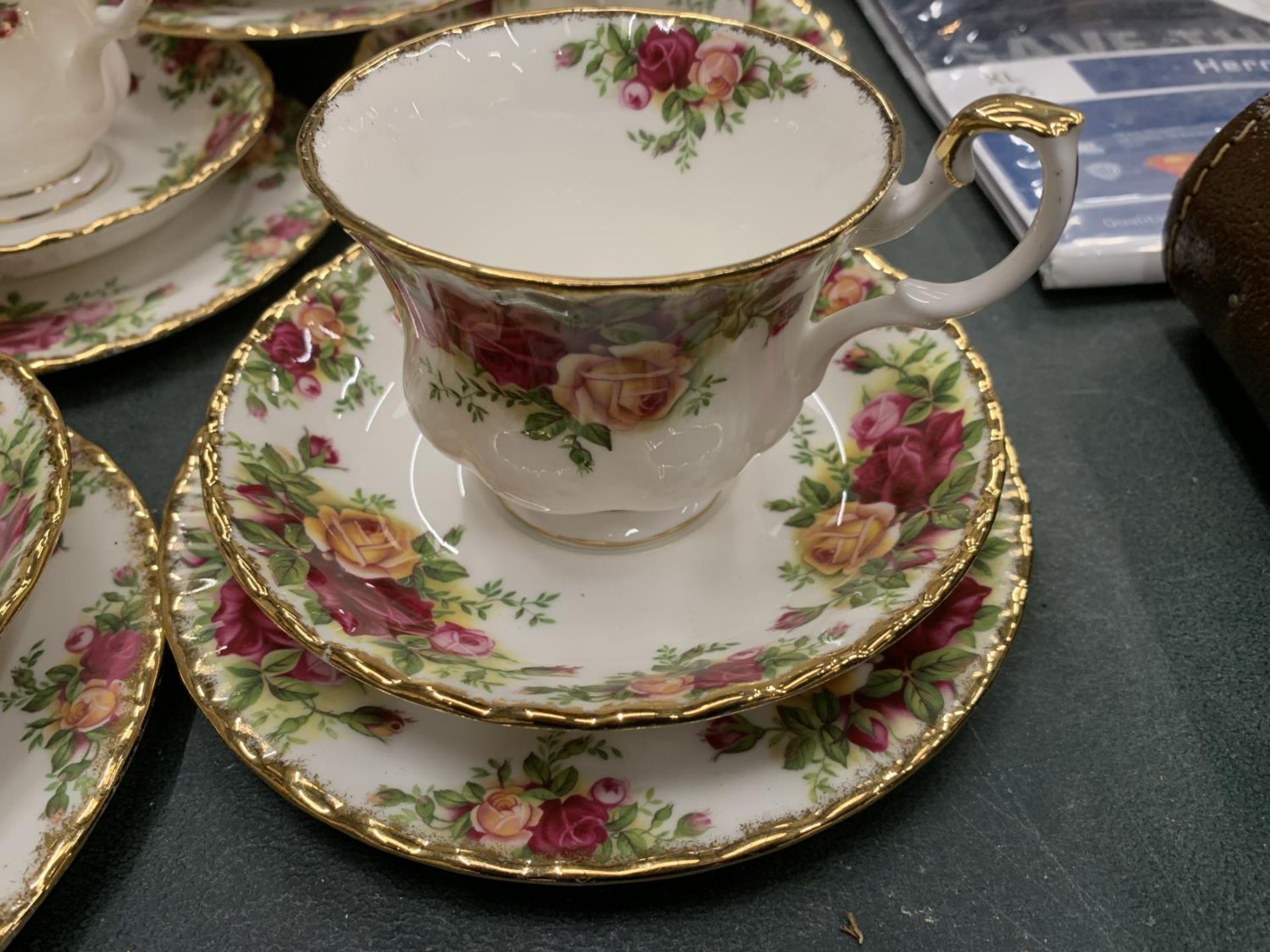 A ROYAL ALBERT 'OLD COUNTRY ROSES' TEASET TO INCLUDE A TEAPOT, CREAM JUG, SUGAR BOWL,SANDWICH AND - Bild 5 aus 5