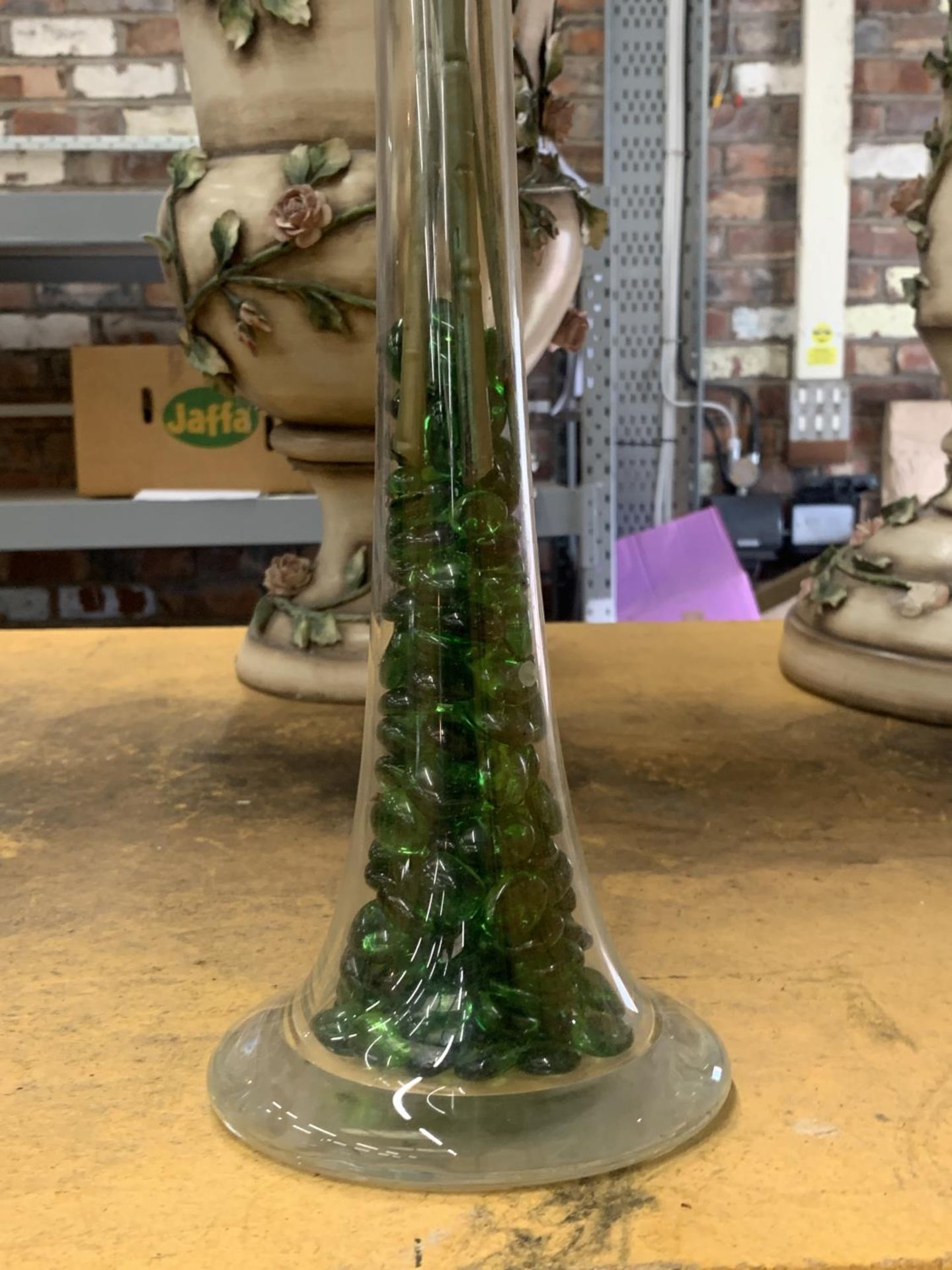 A TALL GLASS VASE WITH AN ARTIFICAL FLOWER DISPLAY - Image 3 of 4