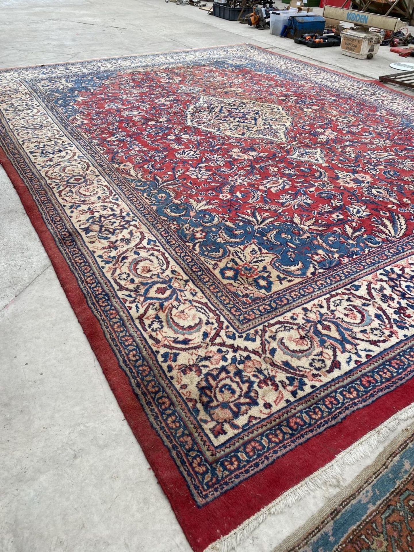 A LARGE RED PATTTERNED RUG (L:440CM)(W:320CM) - Image 5 of 6