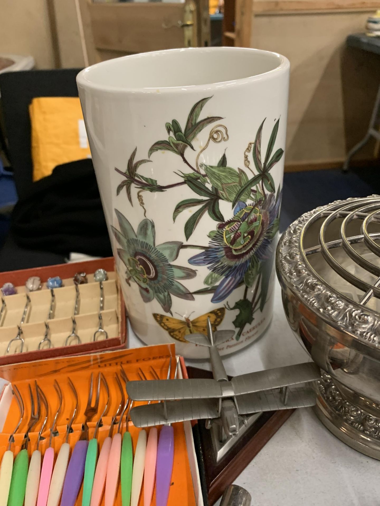 A MIXED LOT TO INCLUDE FLATWARE, A PORTMEIRION VASE, E.P.N.S. ROSE BOWL AND BOWL, NAPKIN RINGS, - Image 5 of 5