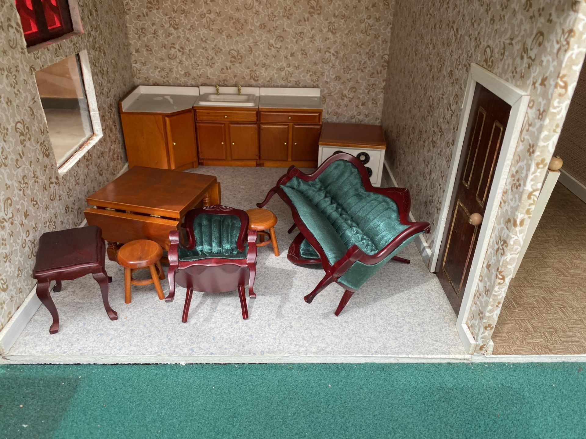 A LARGE VINTAGE WOODEN DOLLS HOUSE - Image 11 of 16