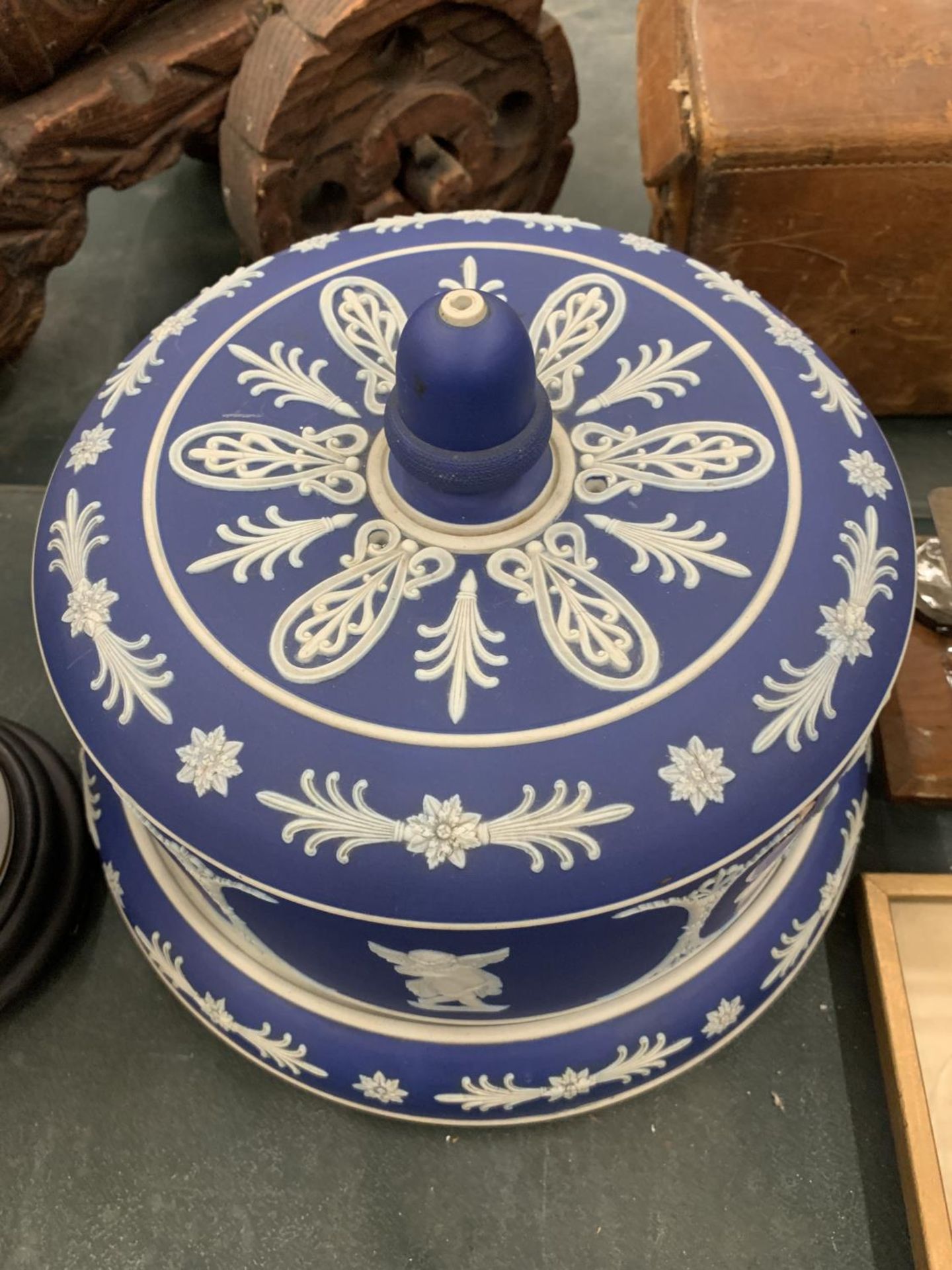 A WEDGWOOD STYLE DARK BLUE JASPERWARE CHEESE DOME WITH ACORN FINIAL - Image 4 of 4