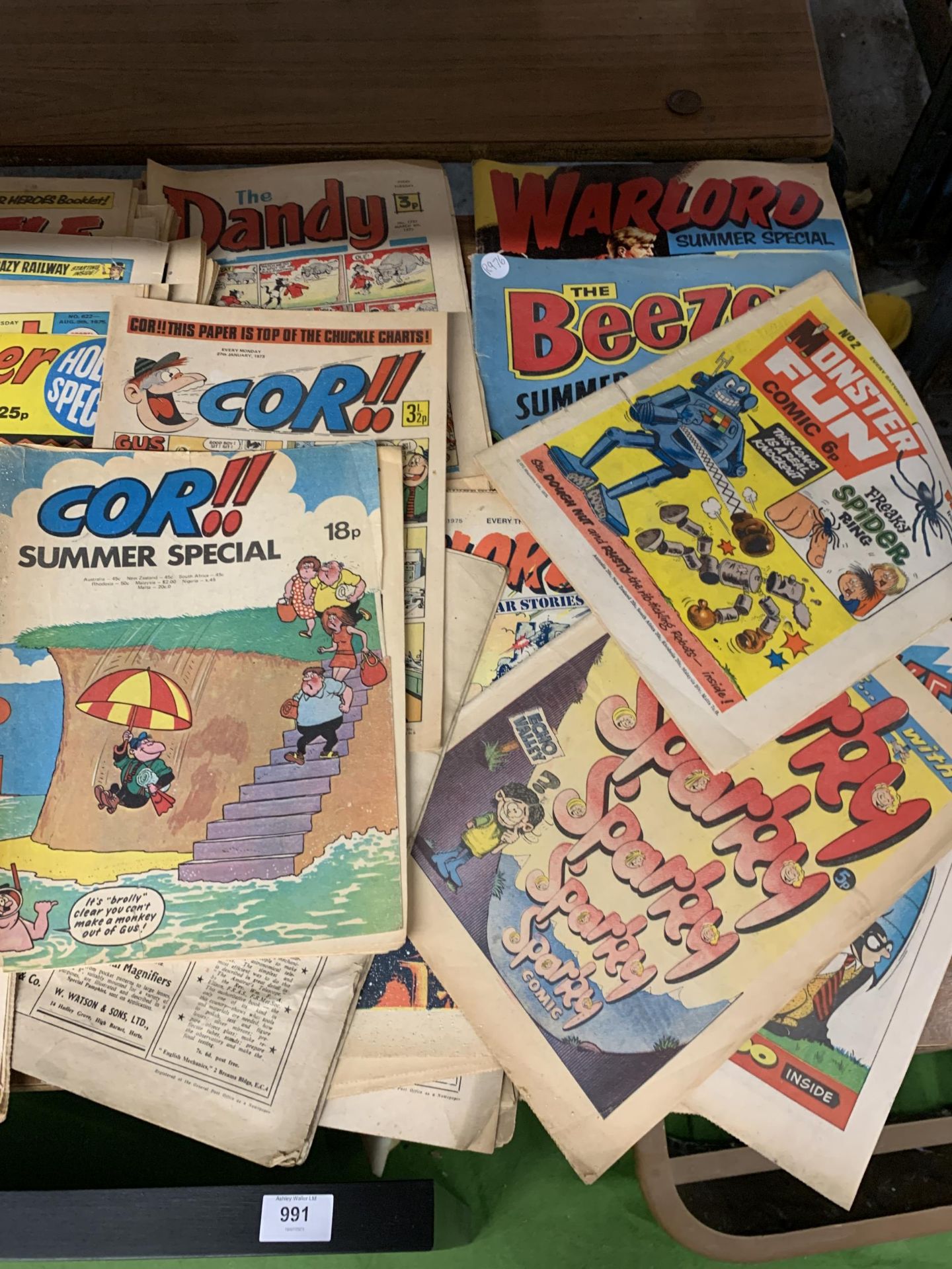 A QUANTITY OF COMICS TO INCLUDE WHIZZER AND CHIPS, SHIVER AND SHAKE, THE DANDY, MONSTER FUN, ETC., - Bild 3 aus 3