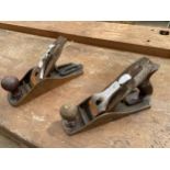 A STANLEY NO.4 WOOD PLANE AND A STANLEY NO.4 1/2 WOOD PLANE