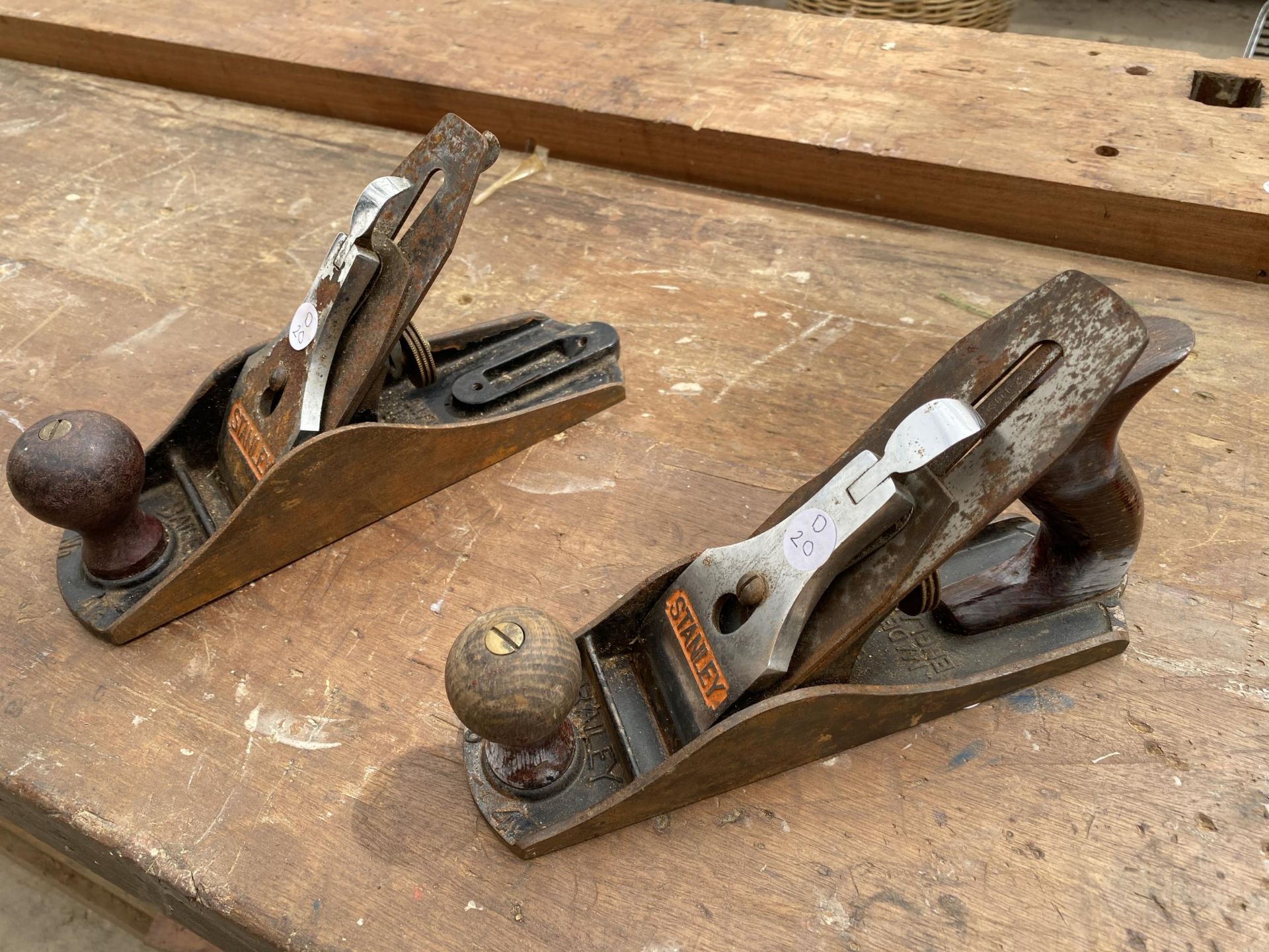 A STANLEY NO.4 WOOD PLANE AND A STANLEY NO.4 1/2 WOOD PLANE