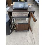 A PYE STEREO CABINET WITH AN ASSORTMENT OF STEREO ITEMS TO INCLUDE A SANSUI AMPLIFIER AND AN