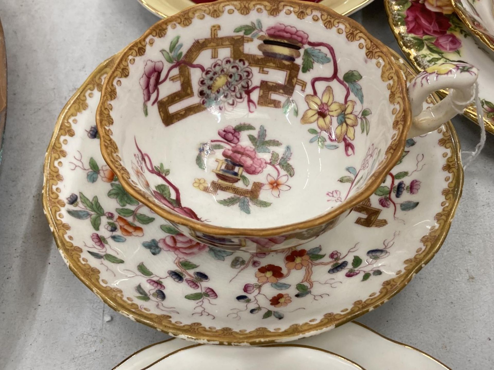 A QUANTITY OF VINTAGE CHINA CUPS AND SAUCERS TO INCLUDE AN ANTIQUE COPELAND SPODE SIDE PLATE NO - Image 4 of 6