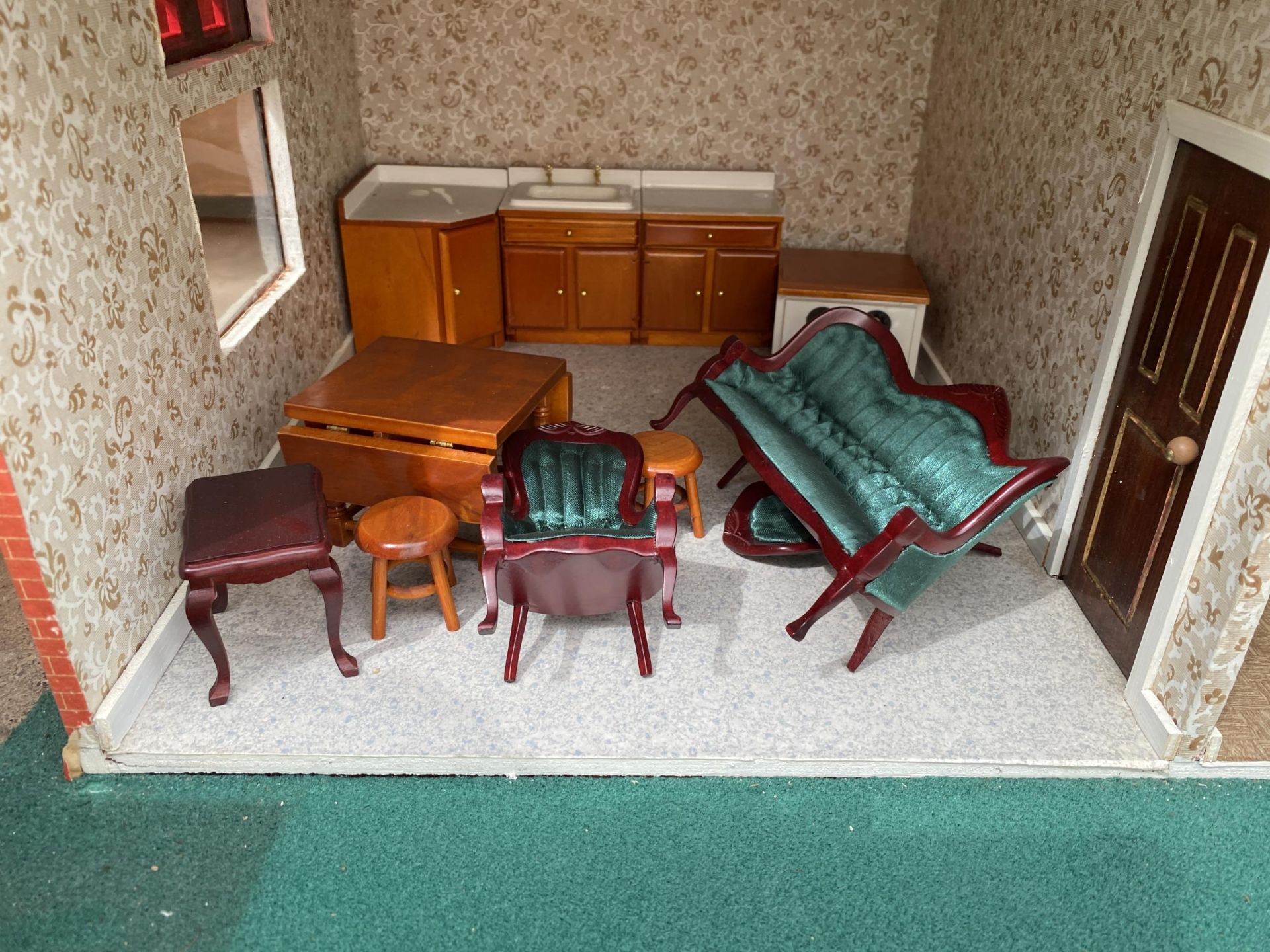 A LARGE VINTAGE WOODEN DOLLS HOUSE - Image 10 of 16