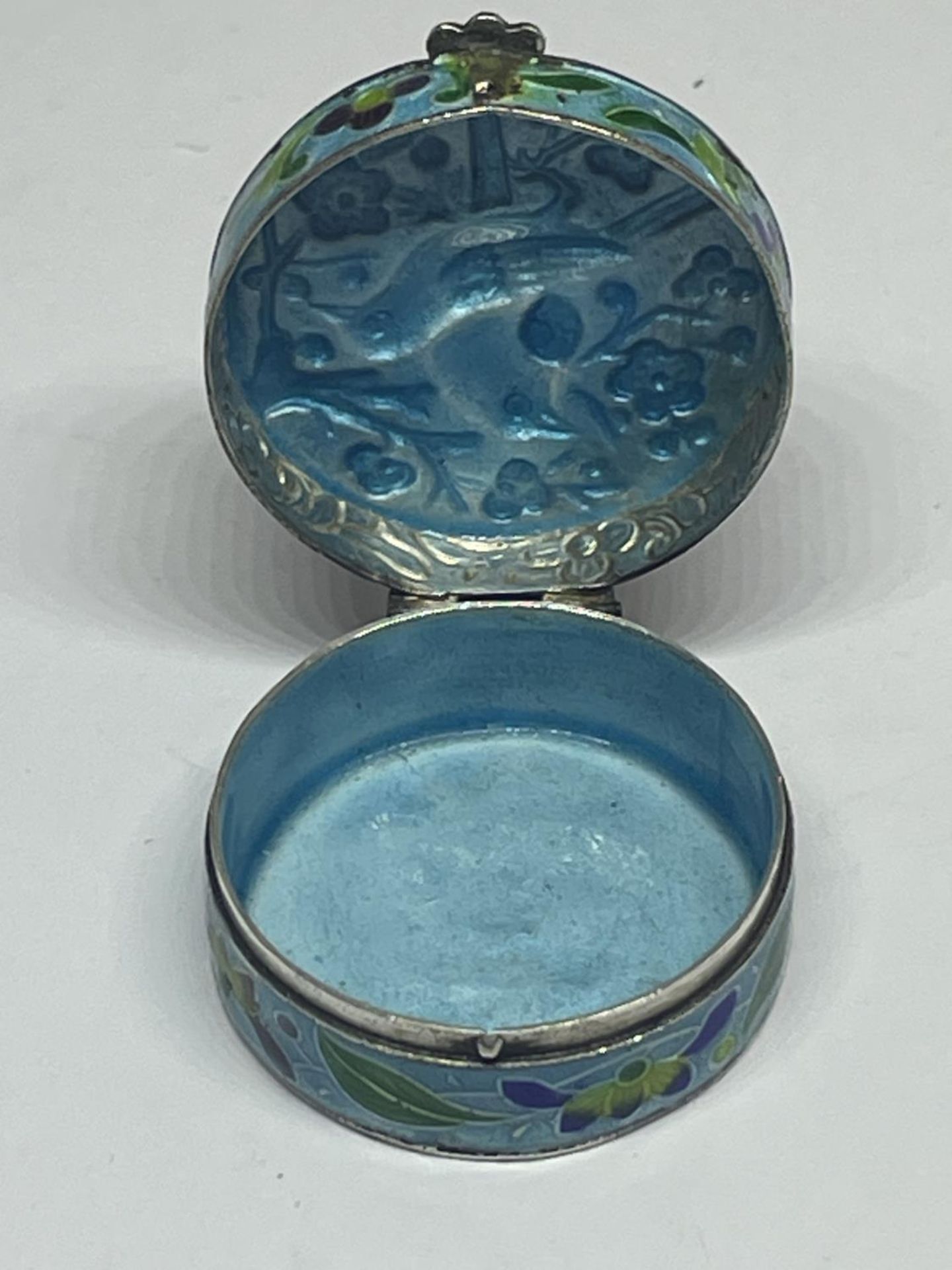A SILVER CIRCULAR PILL BOX WITH ENAMEL BIRD DESIGN LID AND SIDES - Image 3 of 4