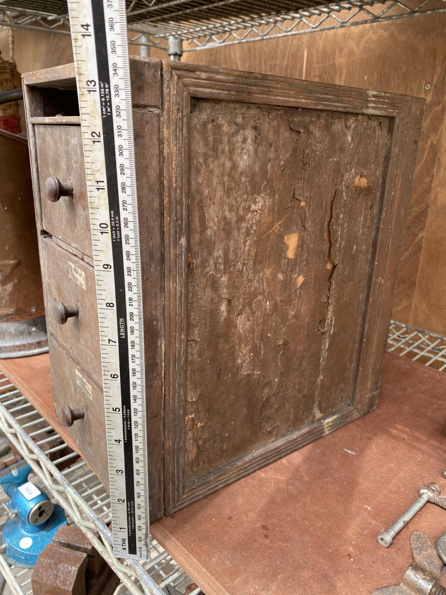 A VINTAGE WOODEN THREE DRAWER TOOL CHEST CONTAINING AN ASSORTMENT OF HARDWARE - Image 7 of 7