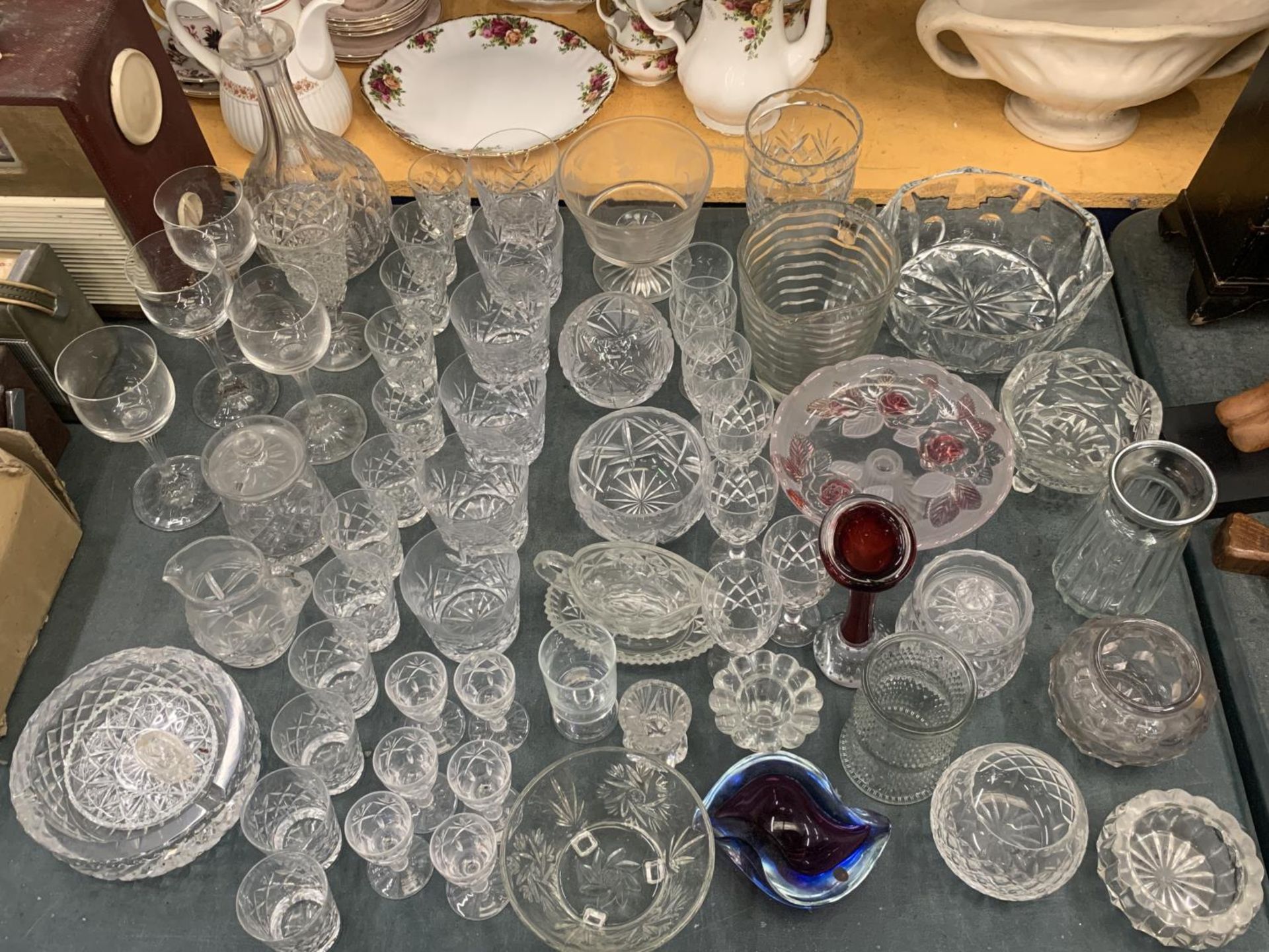 A LARGE QUANTITY OF GLASSWARE TO INCLUDE A DECANTER, JUGS, BOWLS, VASES, PORT GLASSES, WINE,