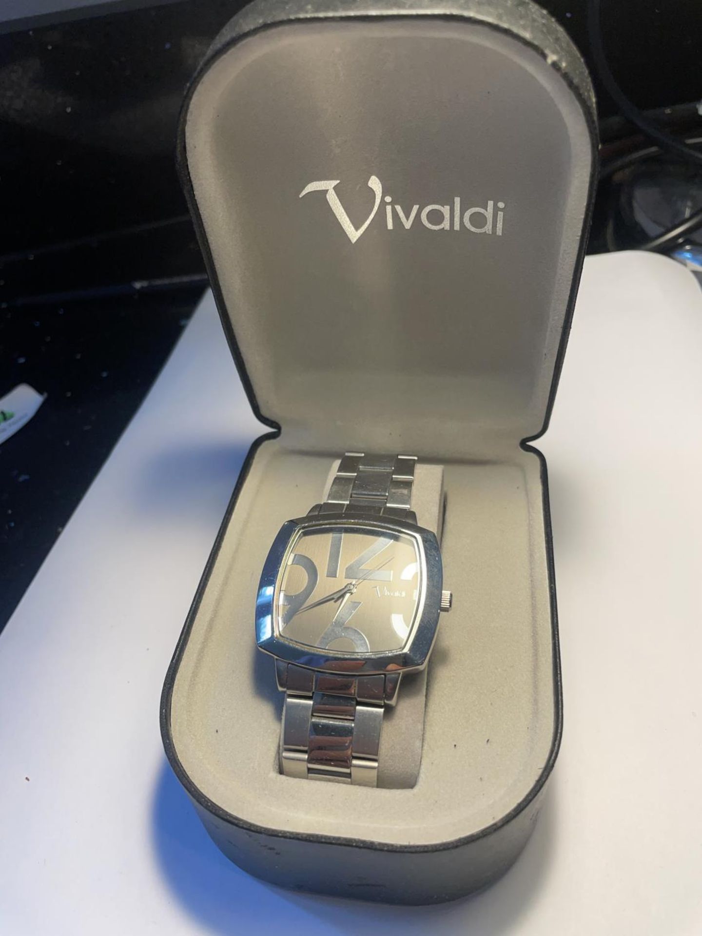 A VIVALDI WRIST WATCH IN A PRESENTATION BOX SEEN WORKING BUT NO WARRANTY