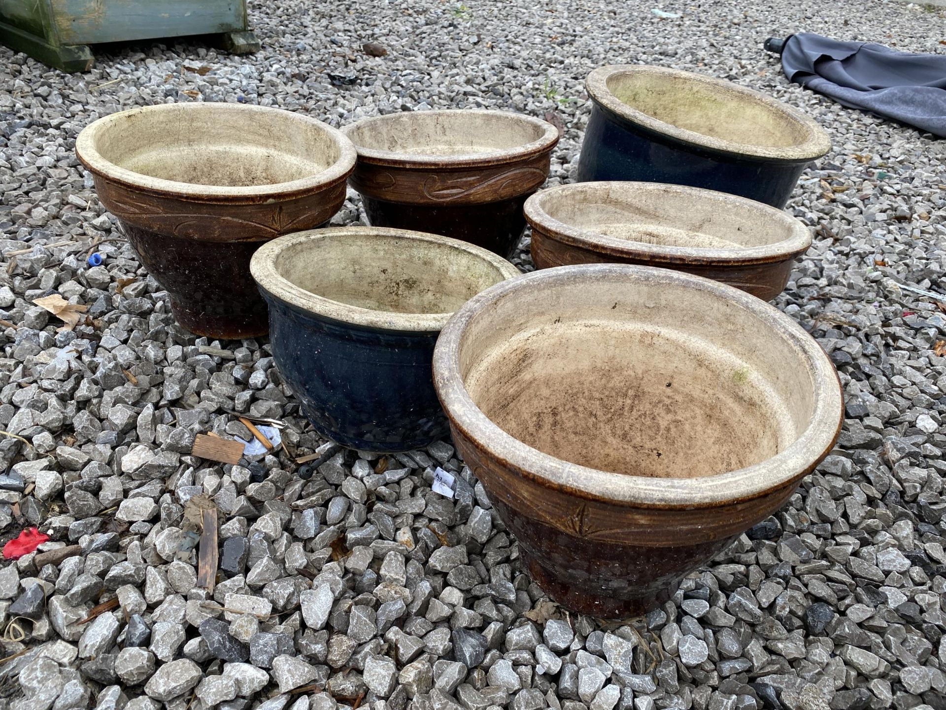 AN ASSORTMENT OF GARDEN POTS AND PLANTERS - Image 3 of 7