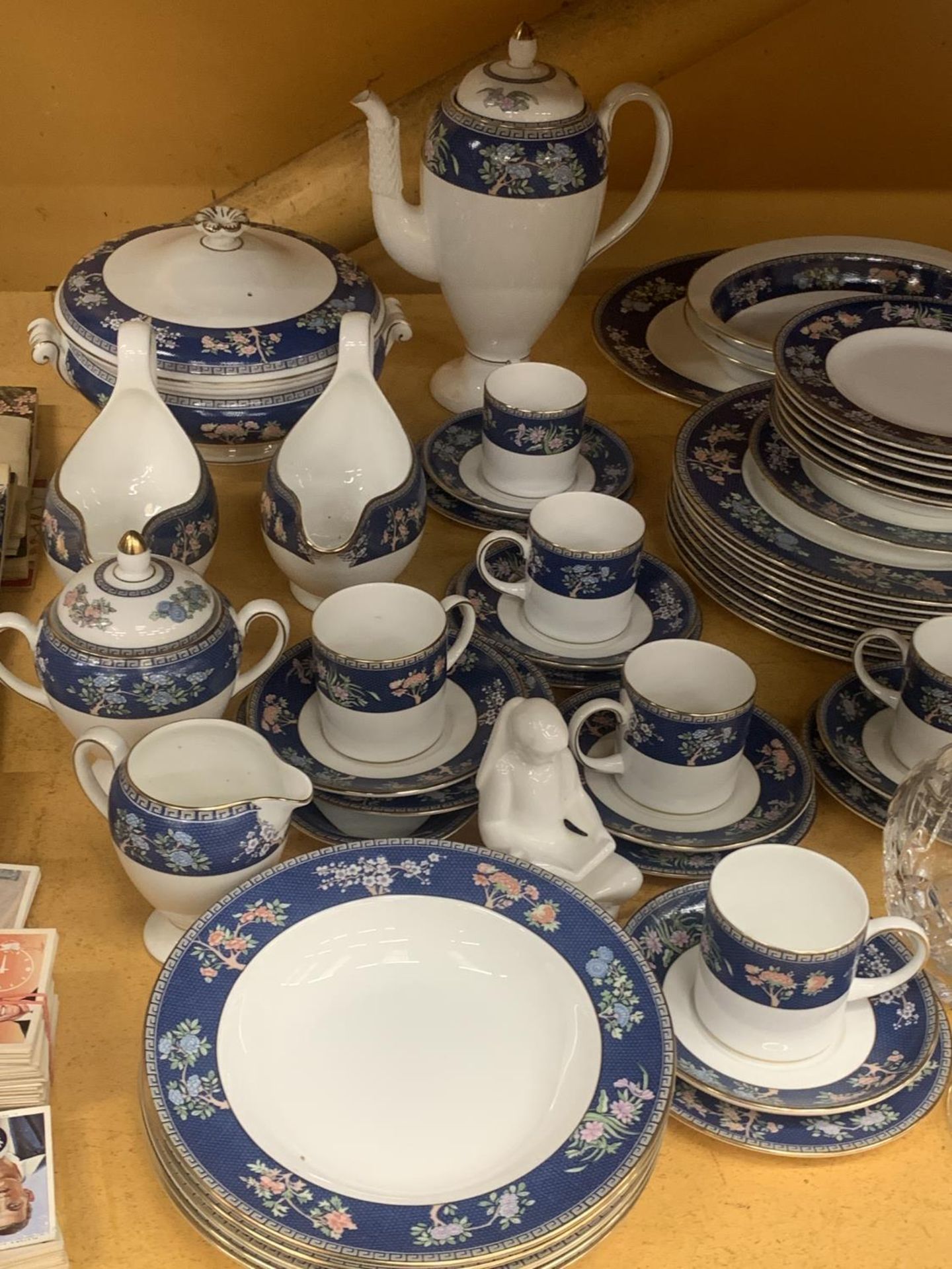 A WEDGWOOD 'BLUE SIAM' PART DINNER SERVICE TO INCLUDE VARIOUS SIZES OF PLATES, BOWLS, SERVING - Image 2 of 4