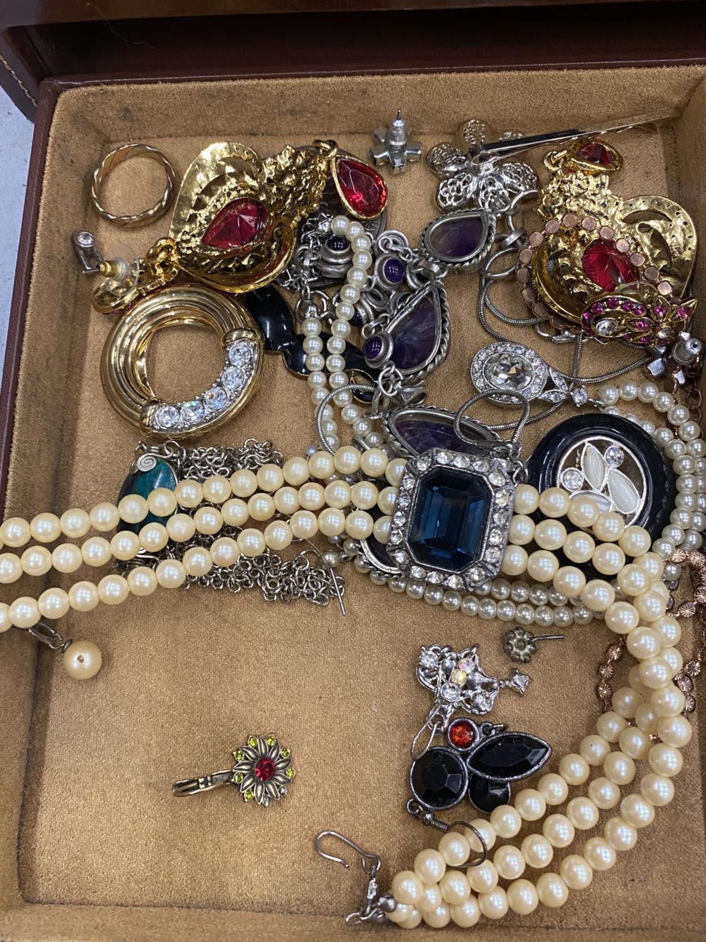 A LARGE QUANTITY OF COSTUME JEWELLERY TO INCLUDE BRACELETS, NECKLACECS, BROOCHES, EARRINGS, ETC IN A - Image 3 of 5