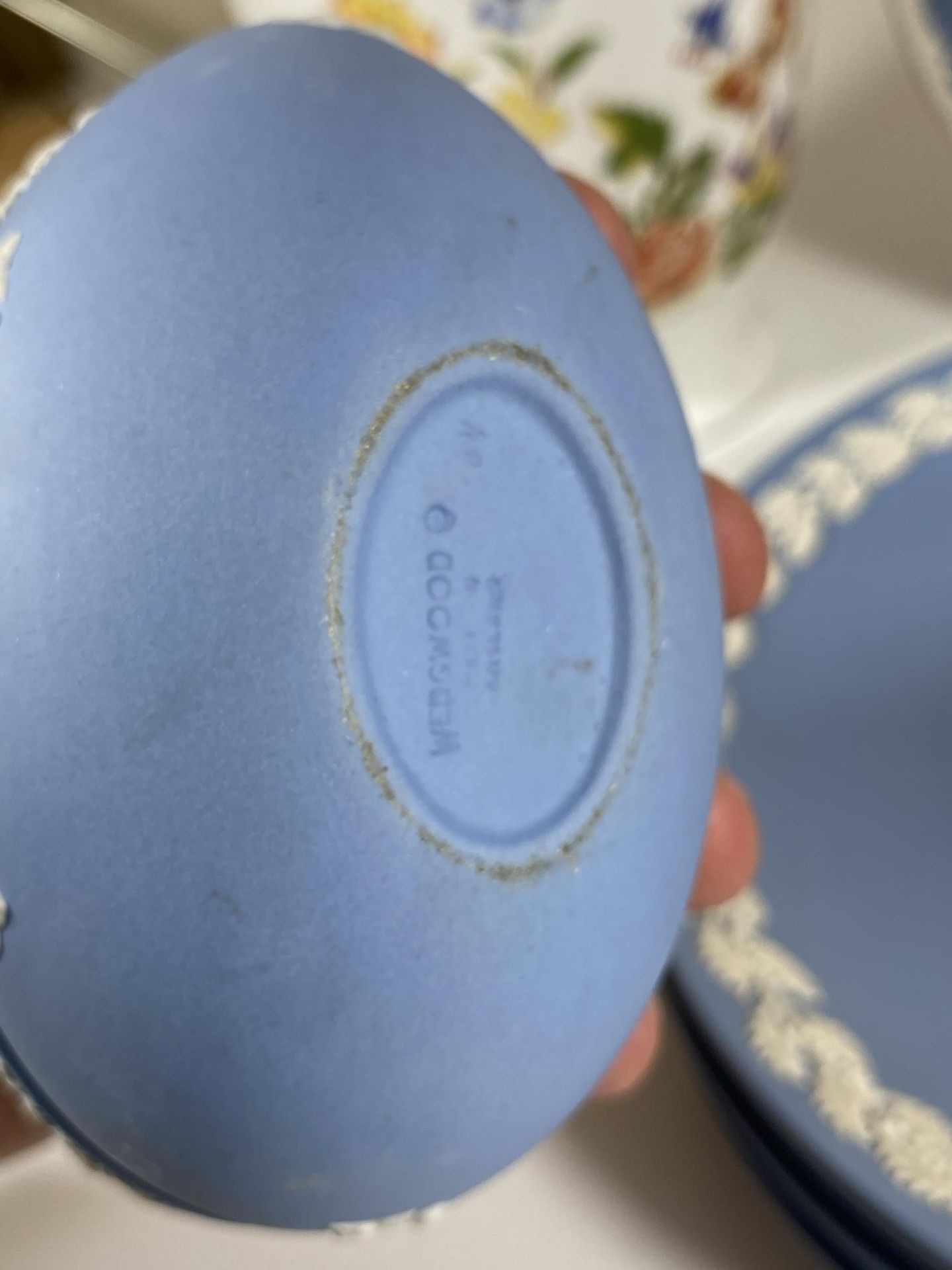 A GROUP OF WEDGWOOD JASPERWARE COMMEMORATIVE PLATES, SILVER JUIBLEE, CHRISTMAS PLATES, EGG BOX AND - Image 4 of 4