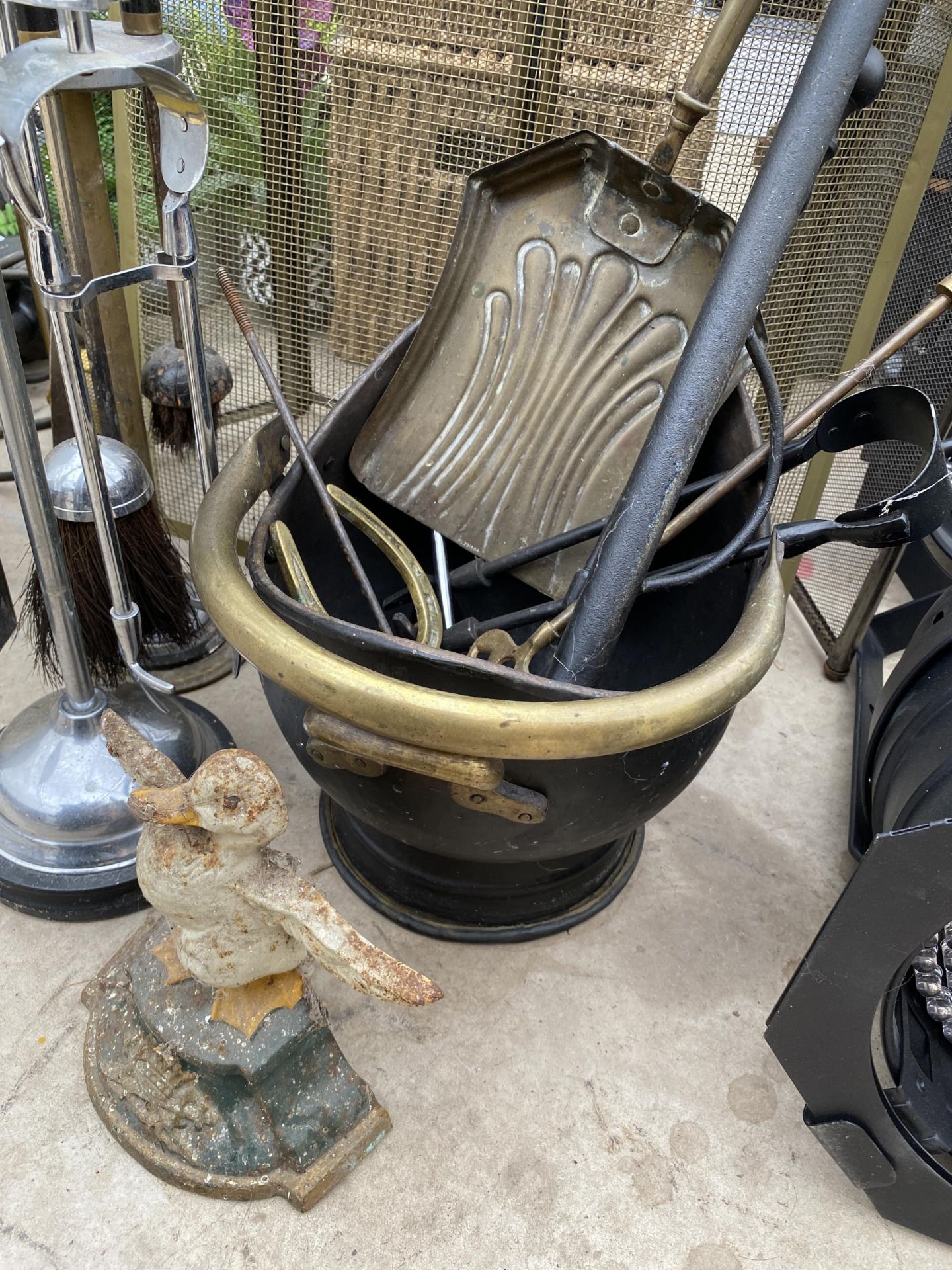 AN ASSORTMENT OF FIRESIDE ITEMS TO INCLUDE A COAL BUCKET, FIRE SCREENS AND COMPANION SETS ETC - Bild 3 aus 5