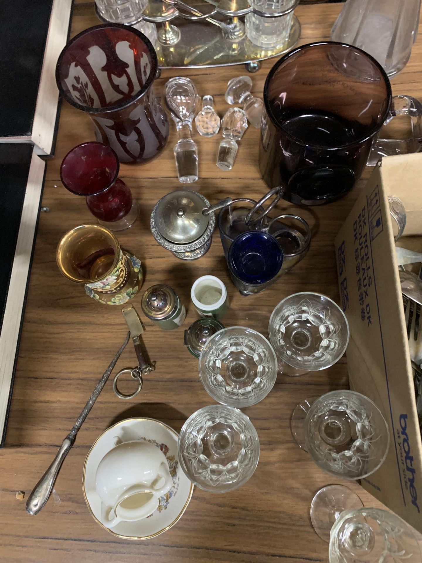 A MIXED LOT TO INCLUDE GLASSWARE, FLATWARE, VASE, CONDIMENT SETS, ETC., - Image 2 of 5