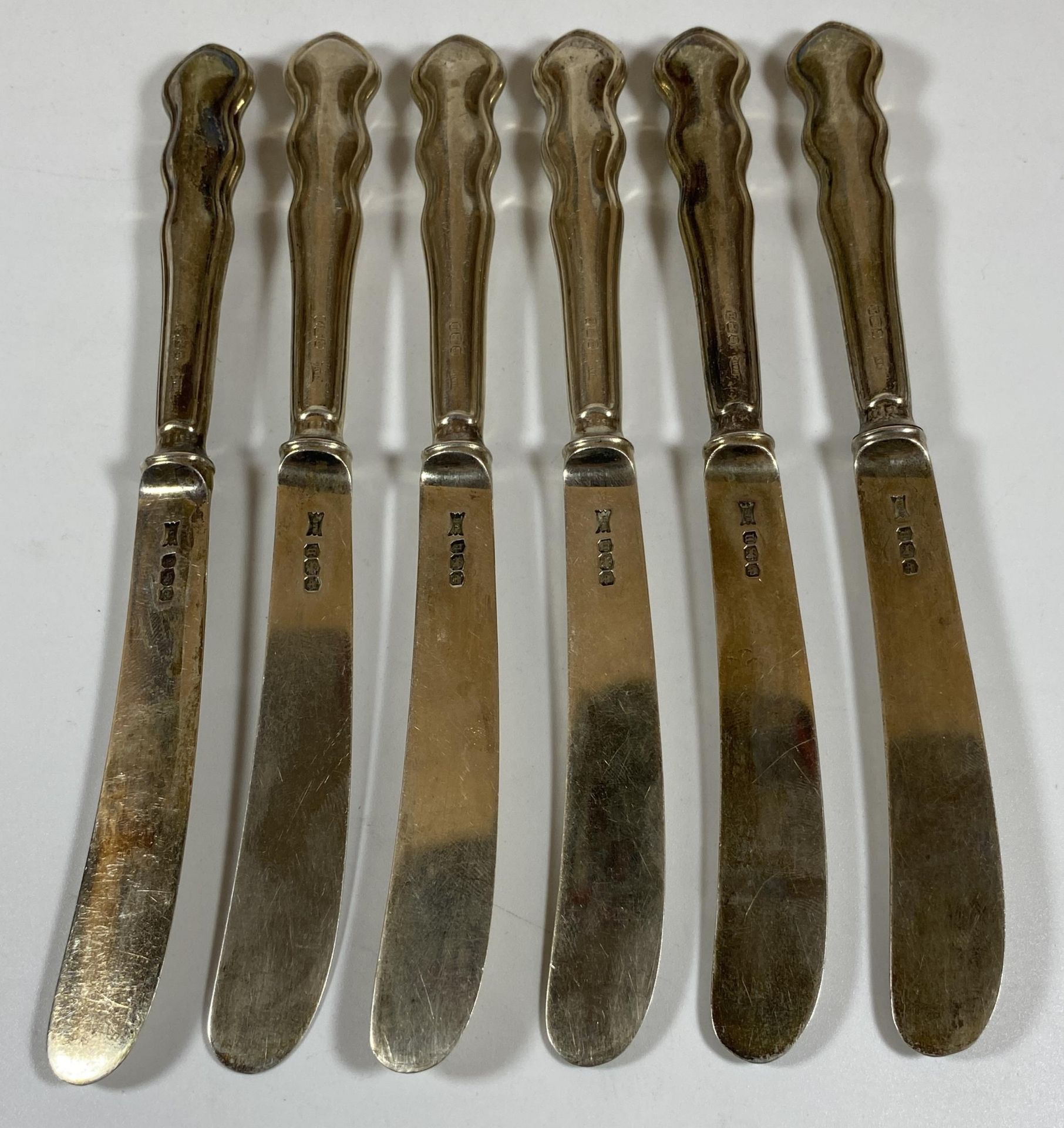 A SET OF SIX WALKER & HALL HALLMARKED SILVER BLADED AND HANDLED BUTTER KNIVES, TOTAL WEIGHT 179G