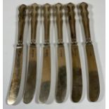 A SET OF SIX WALKER & HALL HALLMARKED SILVER BLADED AND HANDLED BUTTER KNIVES, TOTAL WEIGHT 179G