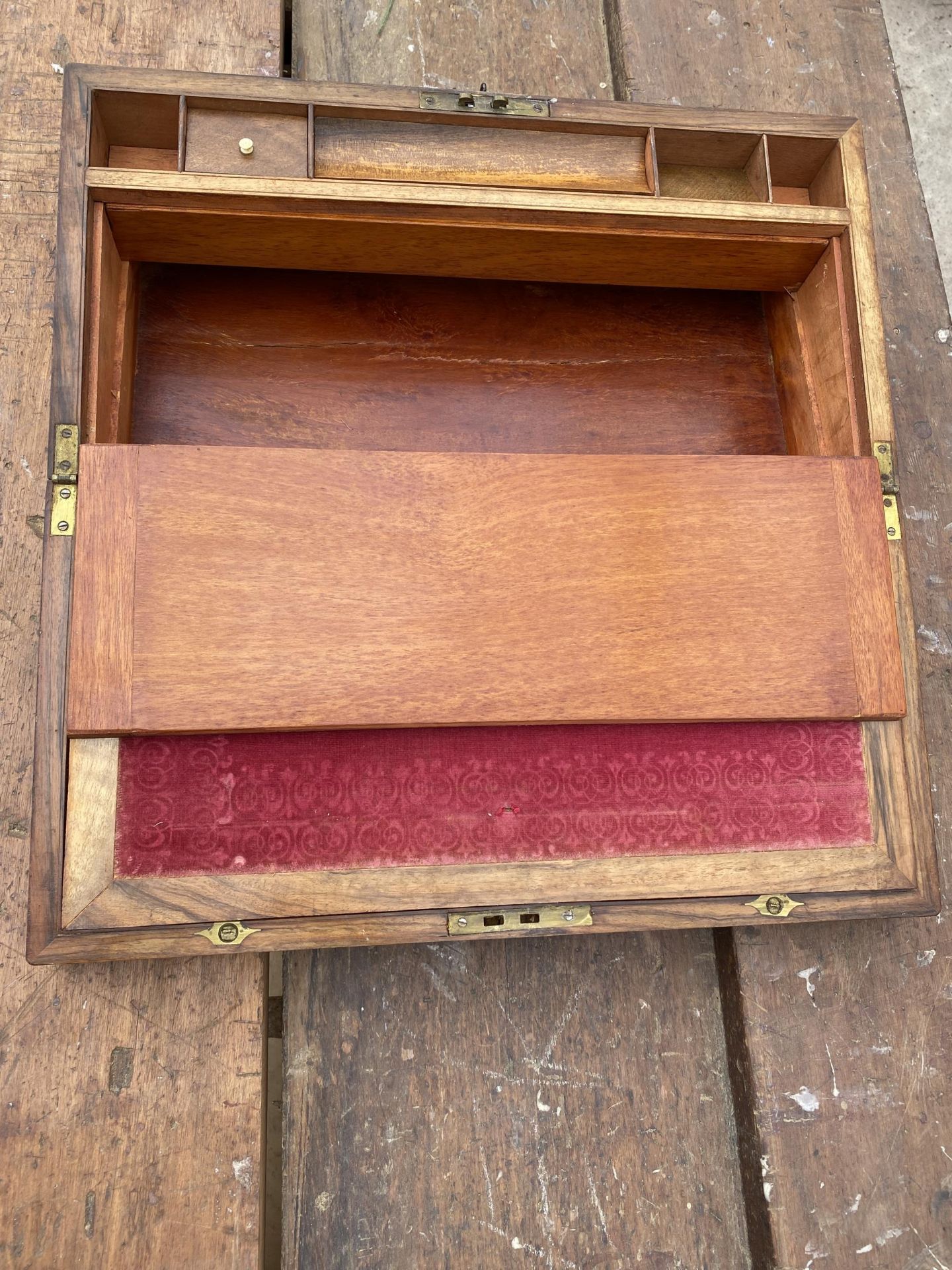 AN INLAID WALNUT WRITING SLOPE WITH RED BLAZE INTERIOR AND SECRET DRAWERS - Image 7 of 11