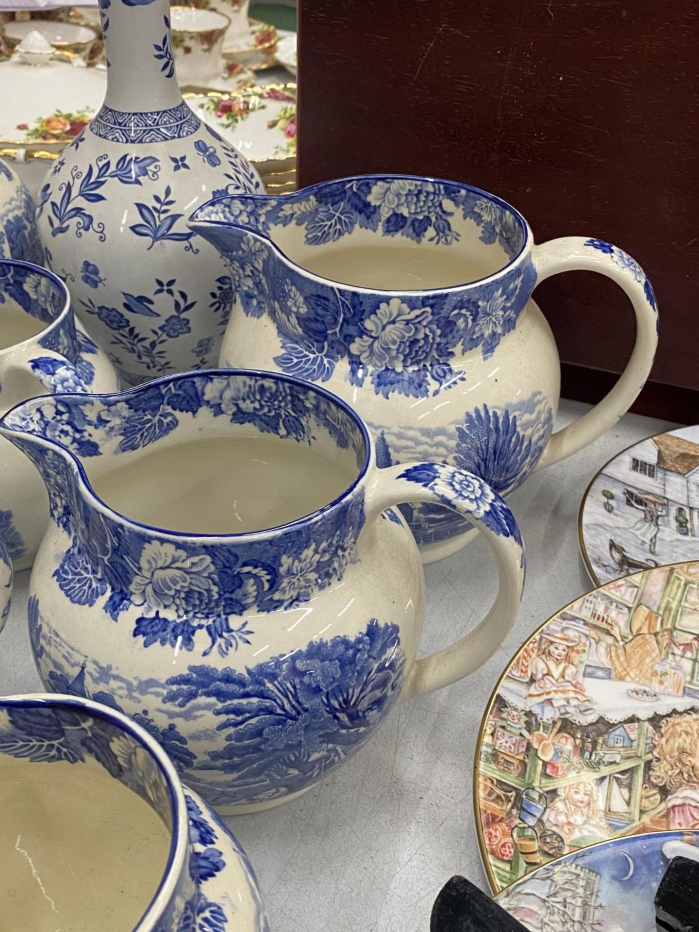 A LARGE QUANTITY OF VINTAGE BLUE AND WHITE POTTERY TO INCLUDE JUGS, BOWLS, CUPS, ETC - Image 4 of 6