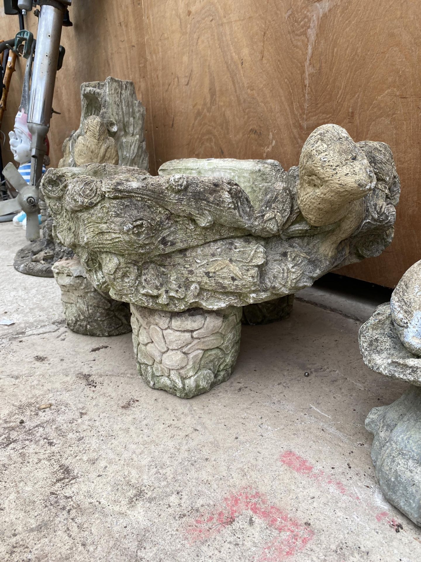 A RECONSTITUTED STONE PLANTER WITH BASE AND OTTER DECORATION - Image 6 of 6