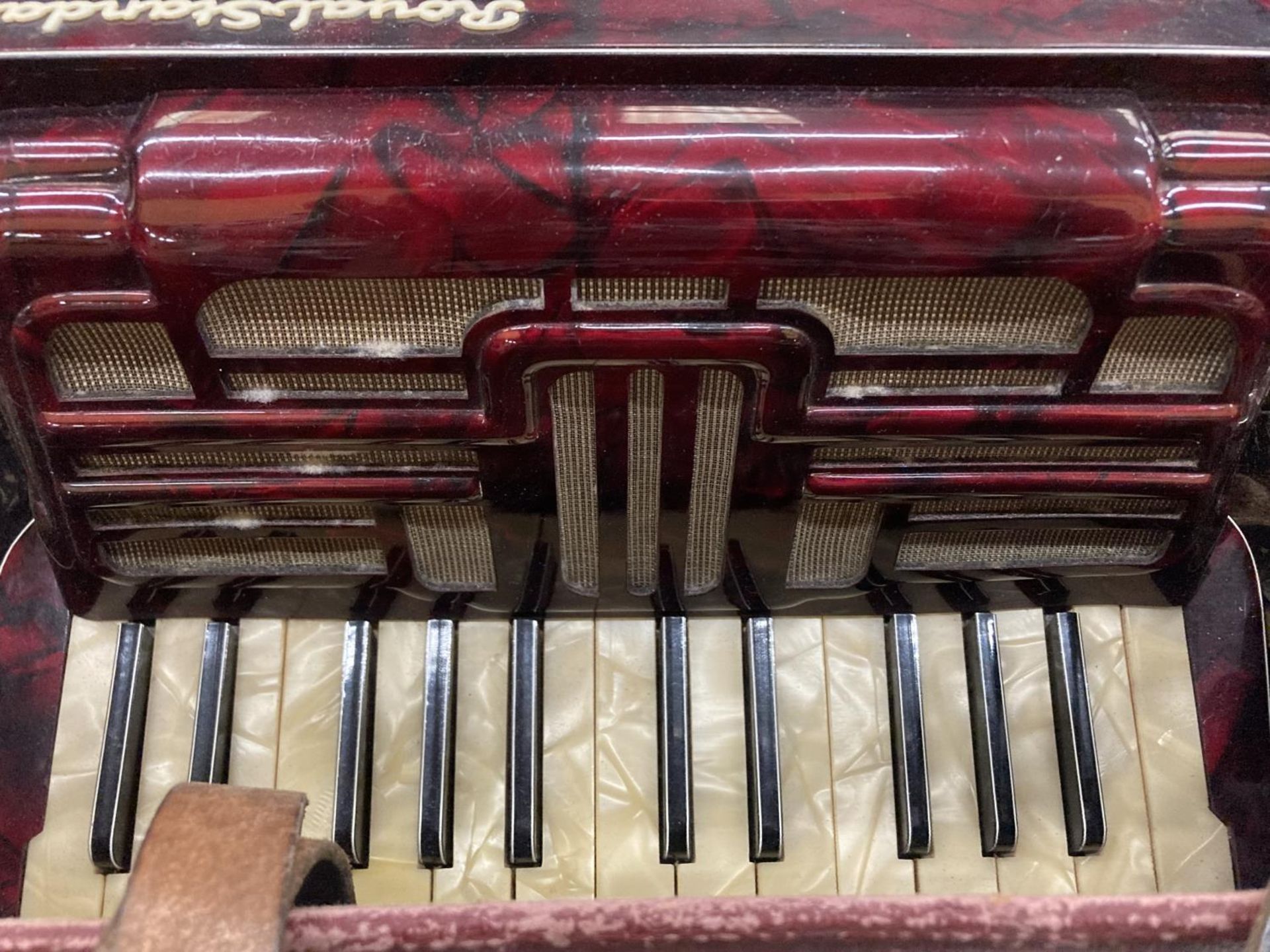 A VINTAGE ROYAL STANDARD ACCORDIAN WITH RED BAKELITE BODY IN THE ORIGINAL CASE - Bild 2 aus 4