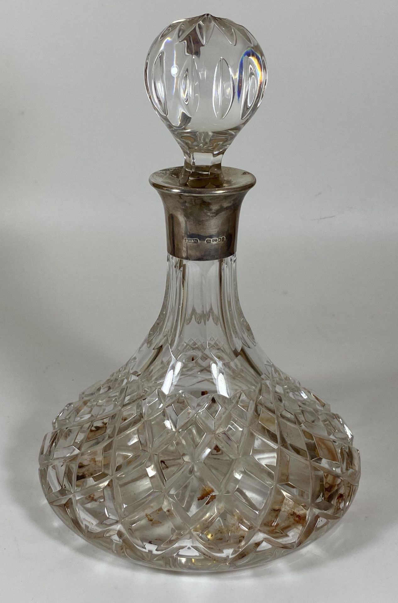 A CUT GLASS SHIPS DECANTER WITH HALLMARKED SILVER COLLAR, HALLMARKS FOR LONDON, 2002, MAKERS