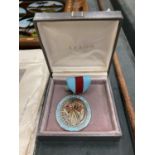 A 1992 MASONIC COMMEMORATIVE MEDAL FOR 125 YEARS OF THE FORMATION OF THE GRAND LODGE OF ENGLAND,