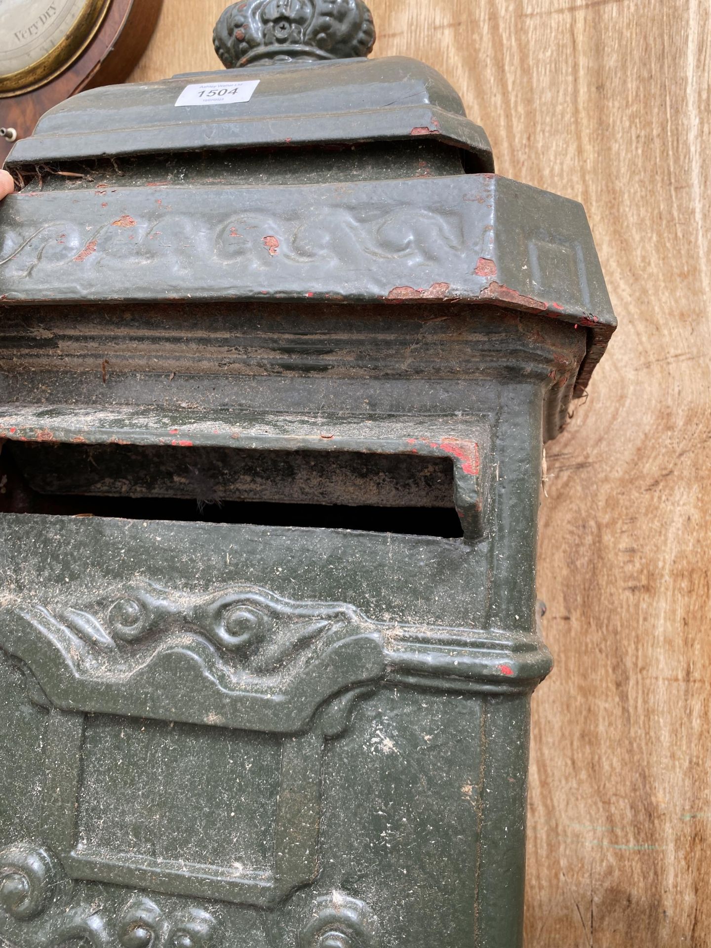 A VINTAGE CAST IRON GREEN GARDEN POST BOX - Image 4 of 4