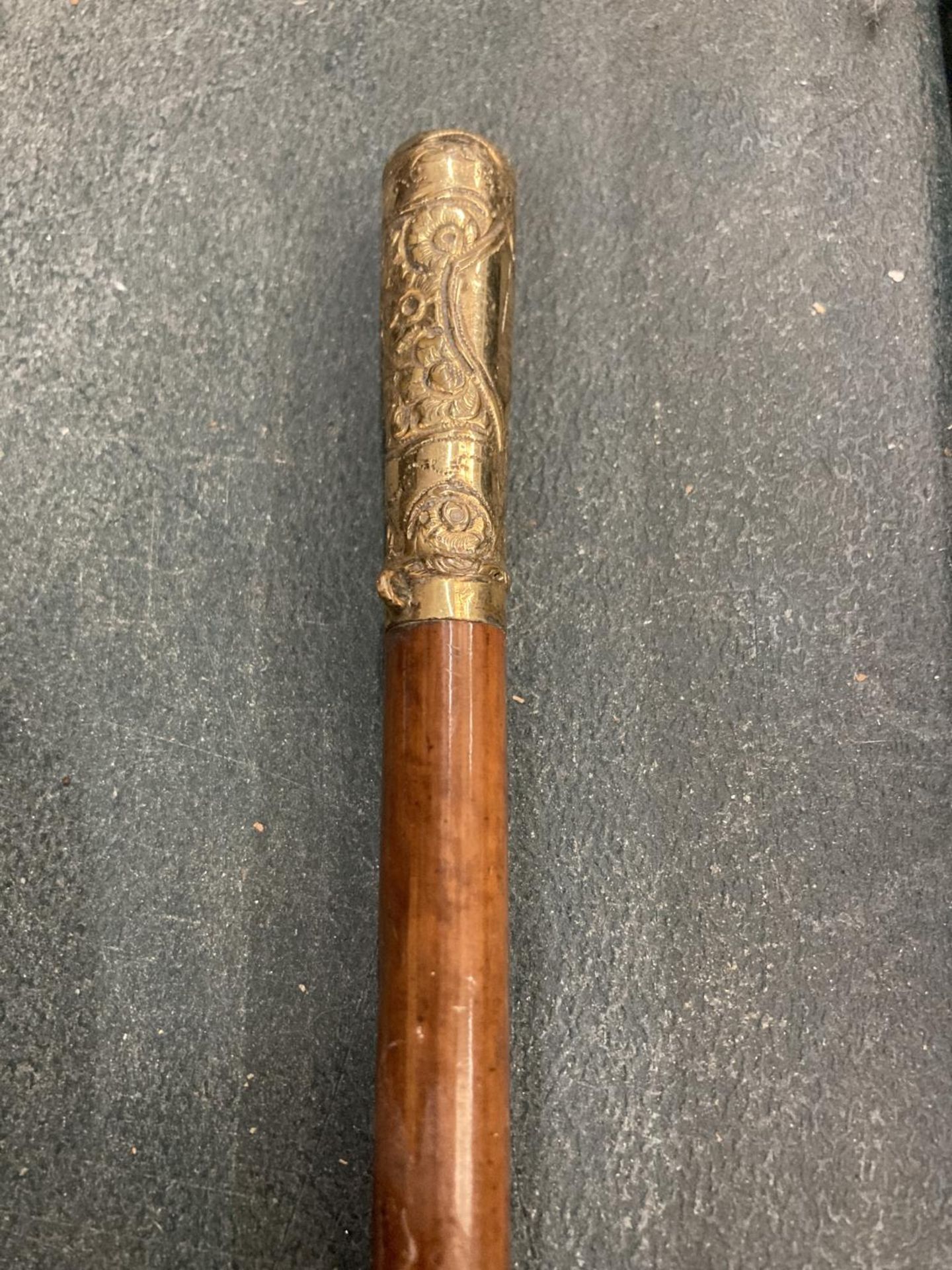 A WOODEN SWAGGER STICK WITH A YELLOW METAL TOP - Image 2 of 3