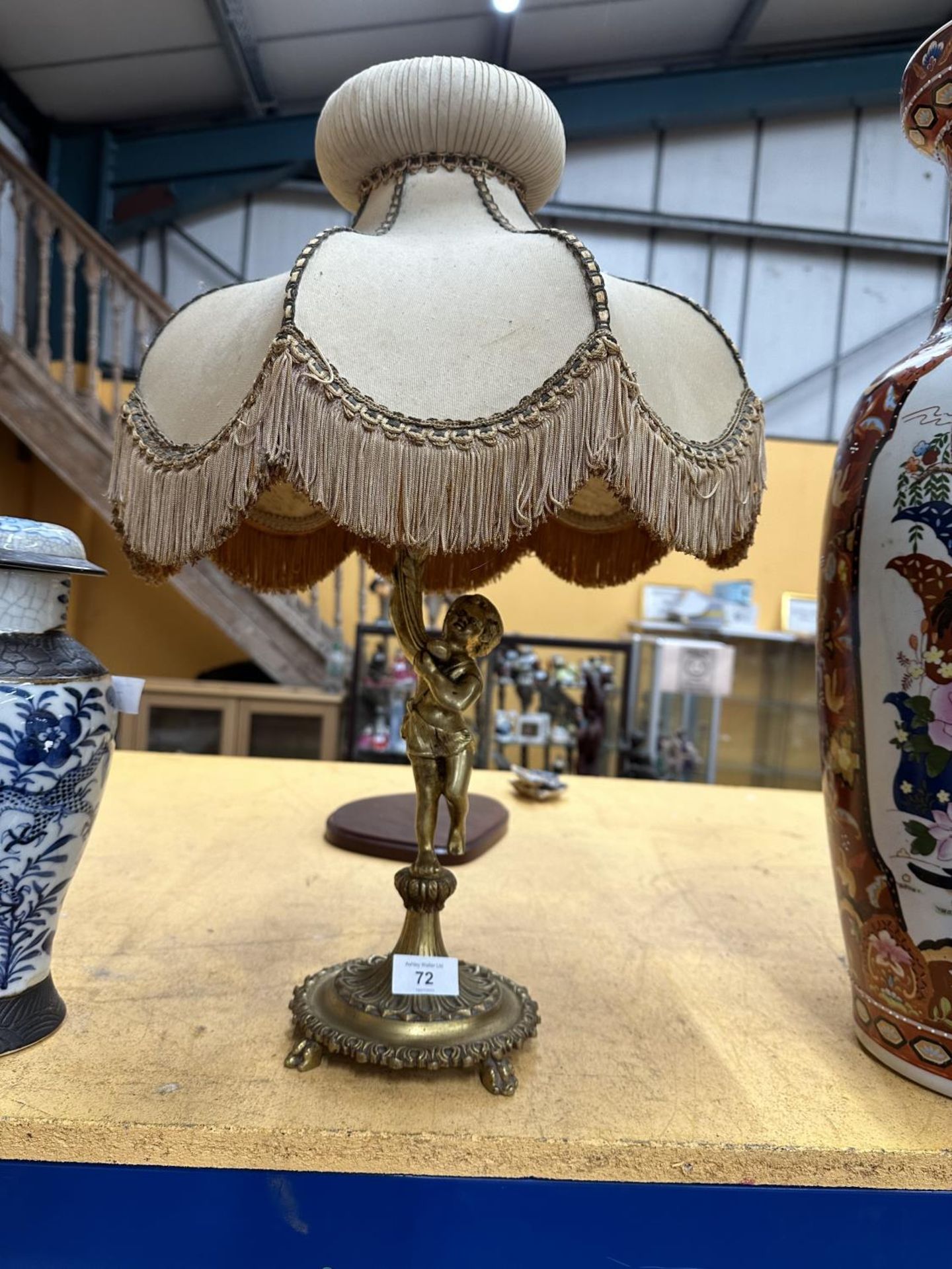 A VINTAGE ORMOLU GILT CHERUB TABLE LAMP AND SHADE